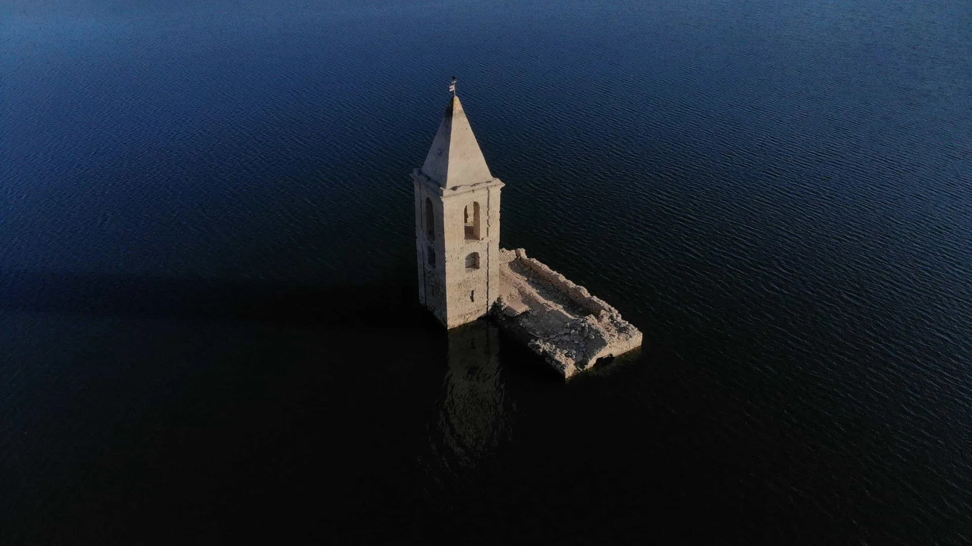 Torre da Igreja de Sant Romà emergindo das águas do reservatório de Sau.