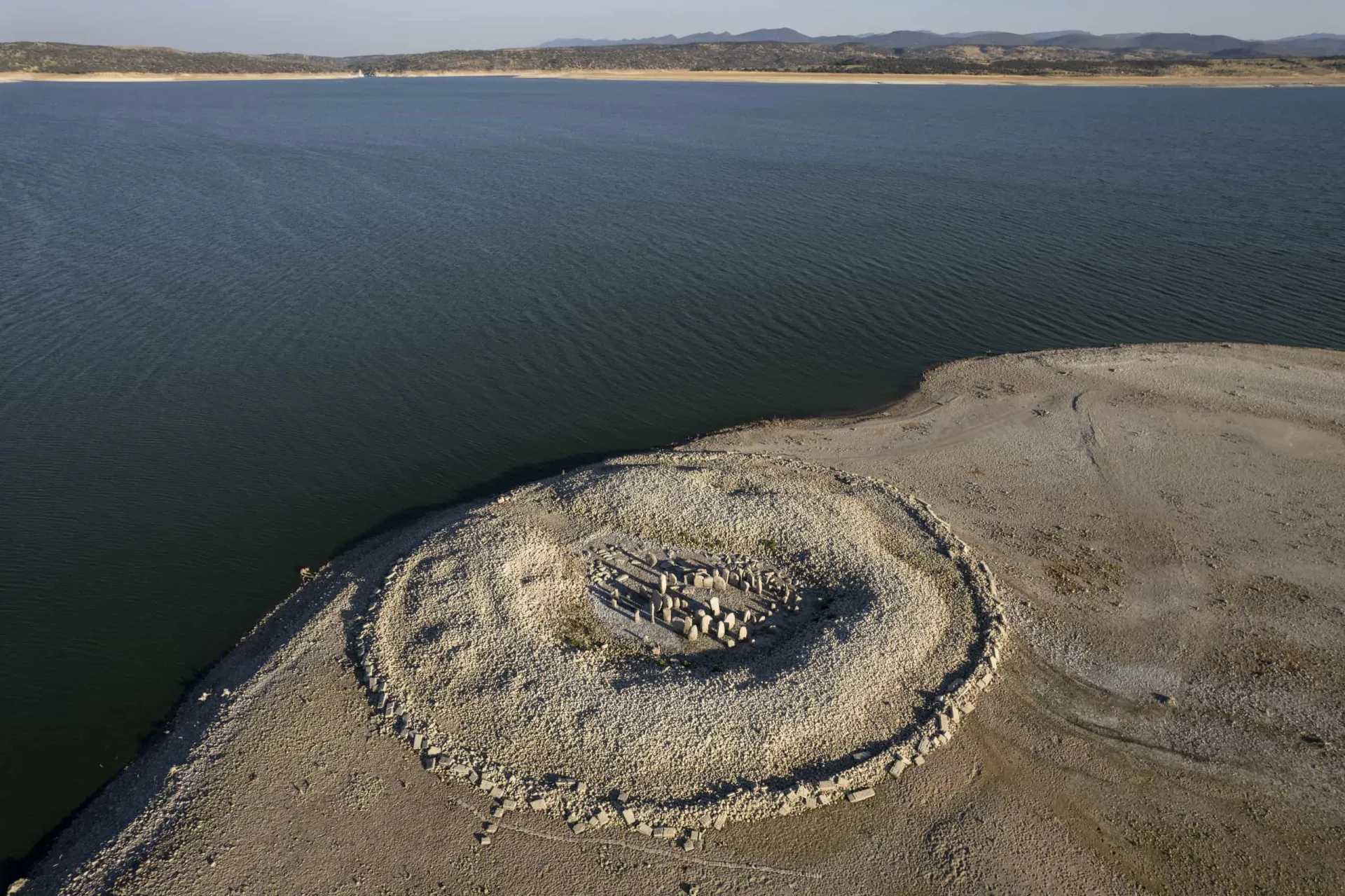 Visão aérea do Dólmen de Guadalperal, um grande círculo de pedras, exposto no leito seco da barragem de Valdecañas.