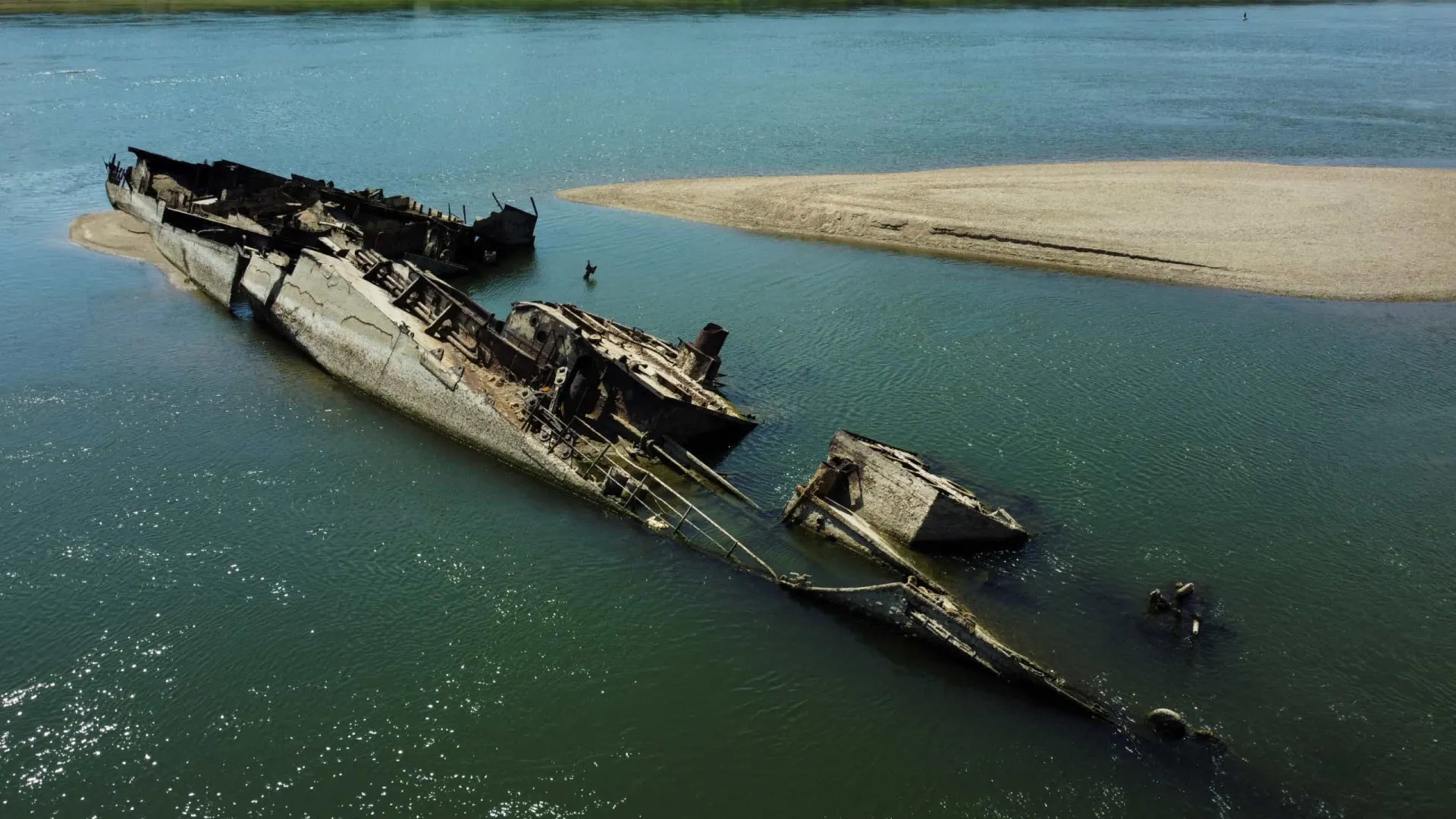 Vários cascos de navios nazistas expostos no leito quase seco do Danúbio, perto de Prahovo, na Sérvia.