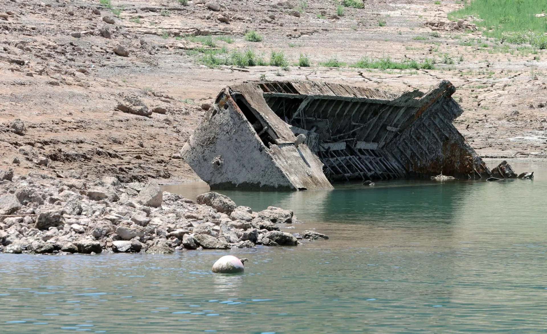 Barco de desembarque da Segunda Guerra Mundial, enferrujado e encalhado no leito seco do Lago Mead.
