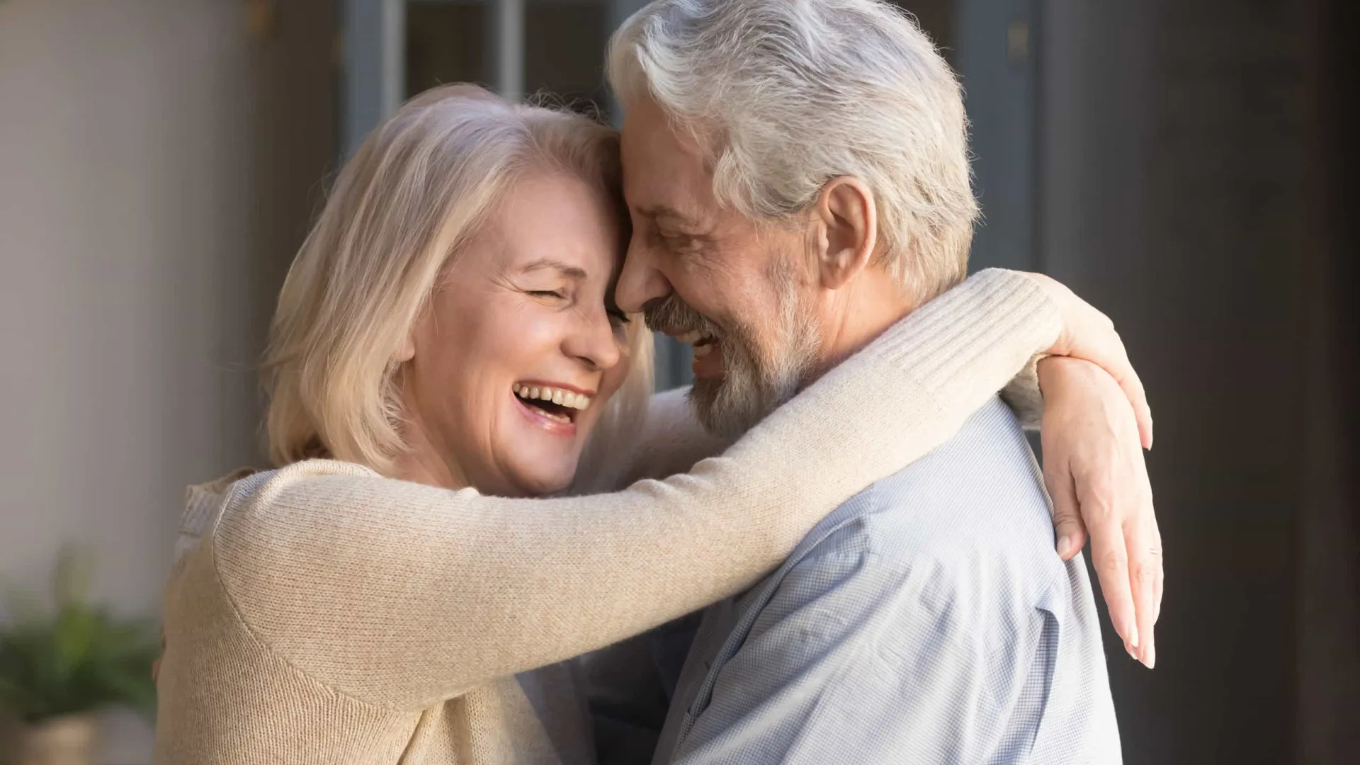 Um casal de mãos dadas, simbolizando união e segurança no relacionamento.