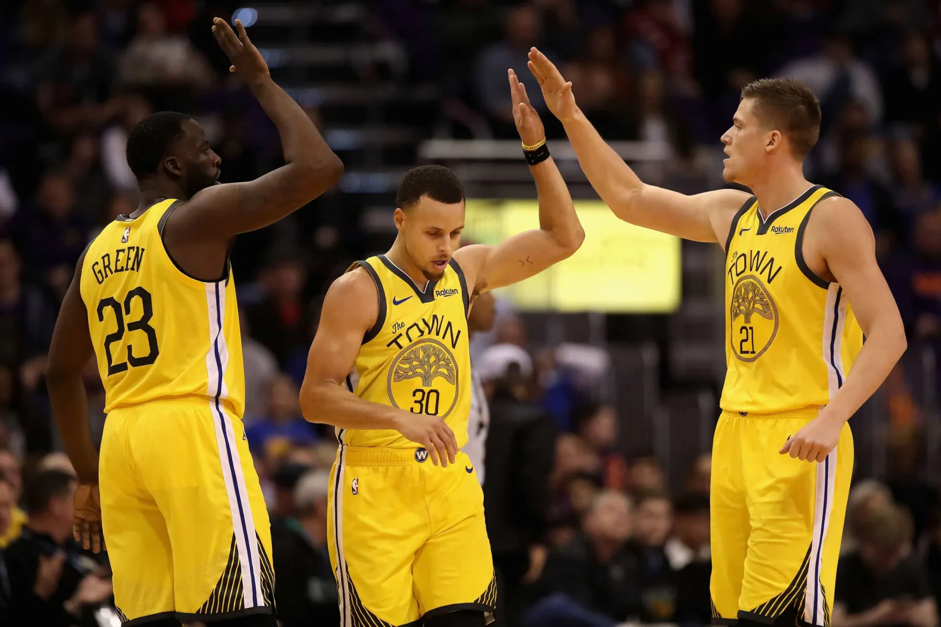 Jogadores de basquete da NBA comemorando com um gesto de 'bate aqui'.