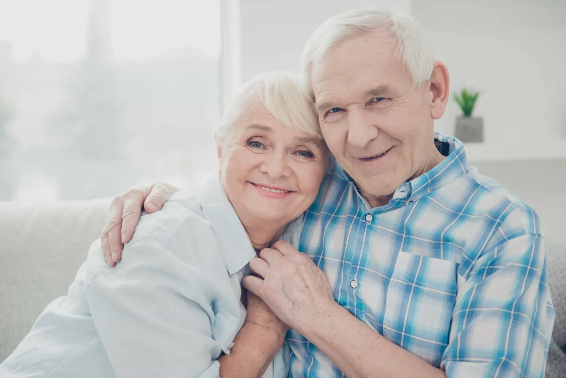 Um medidor de pressão arterial ao lado de um casal de mãos dadas.