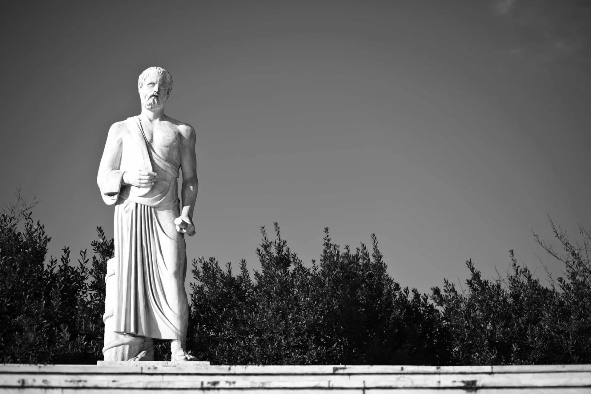 Estátua de Hipócrates, o pai da medicina, em um ambiente clássico grego.