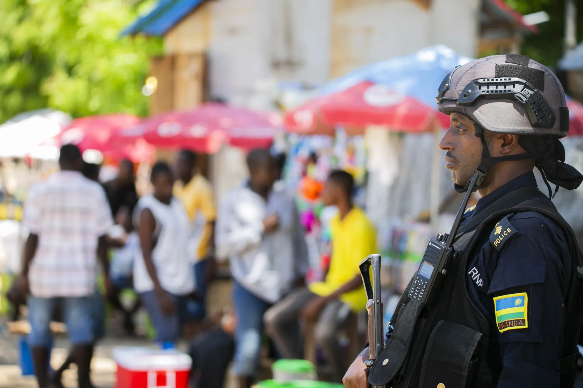 Policial em Ruanda fiscalizando produtos em um mercado.
