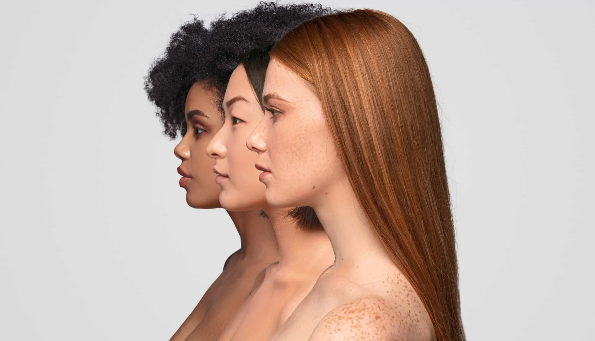 Mulher negra olhando para seu reflexo no espelho com uma expressão triste.