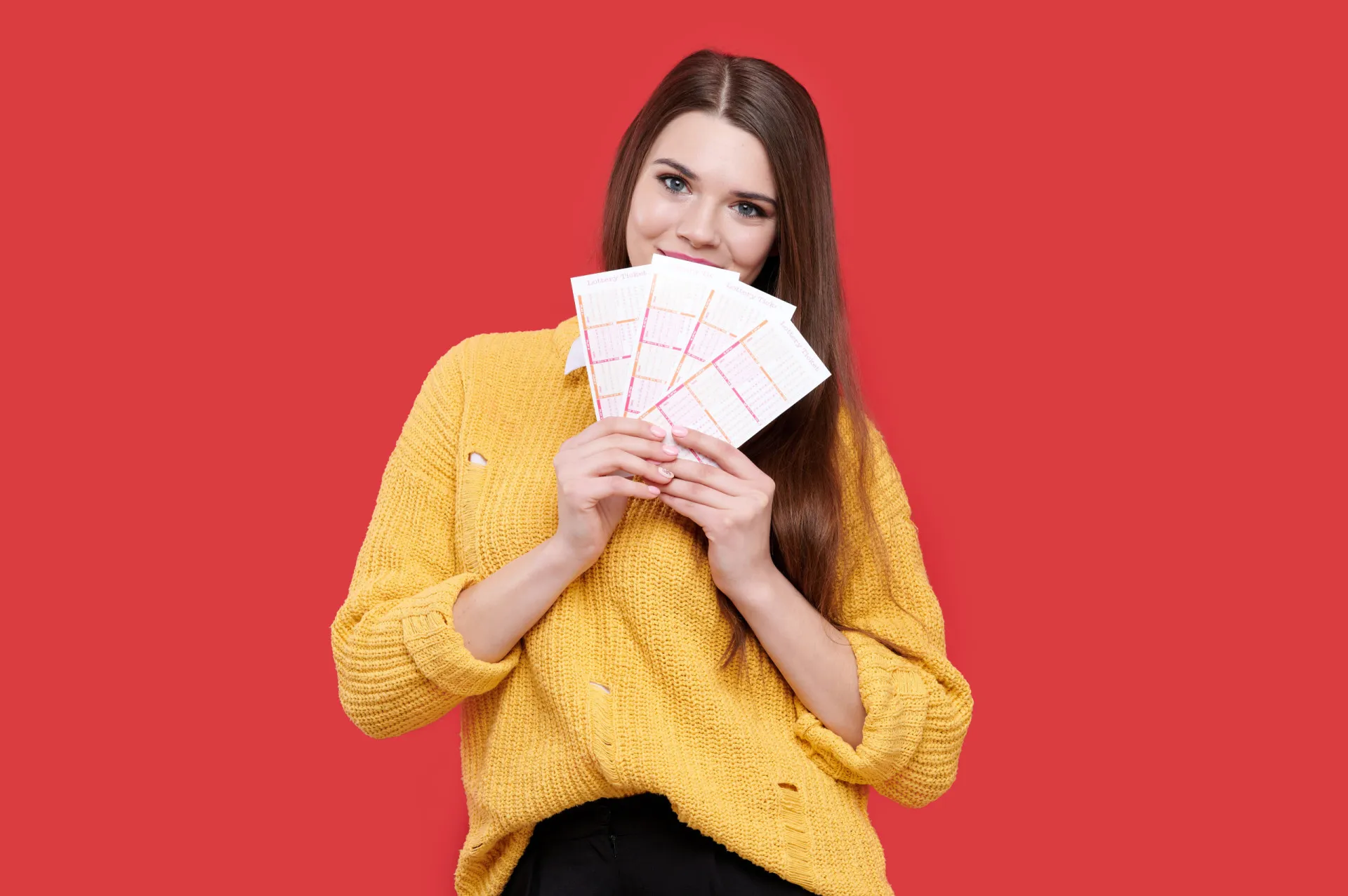 Uma máquina de sorteio de loteria com bolas numeradas girando rapidamente.