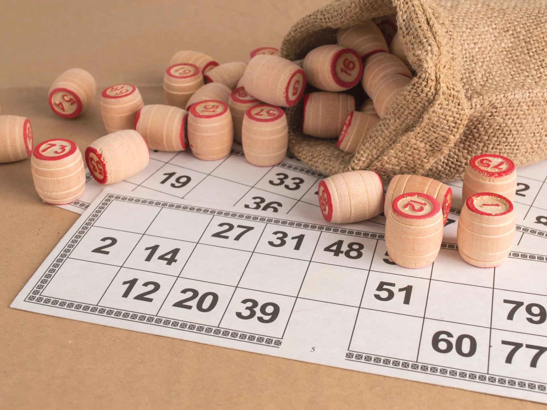 Uma seleção de números altos, acima de 31, destacados em um volante de loteria.