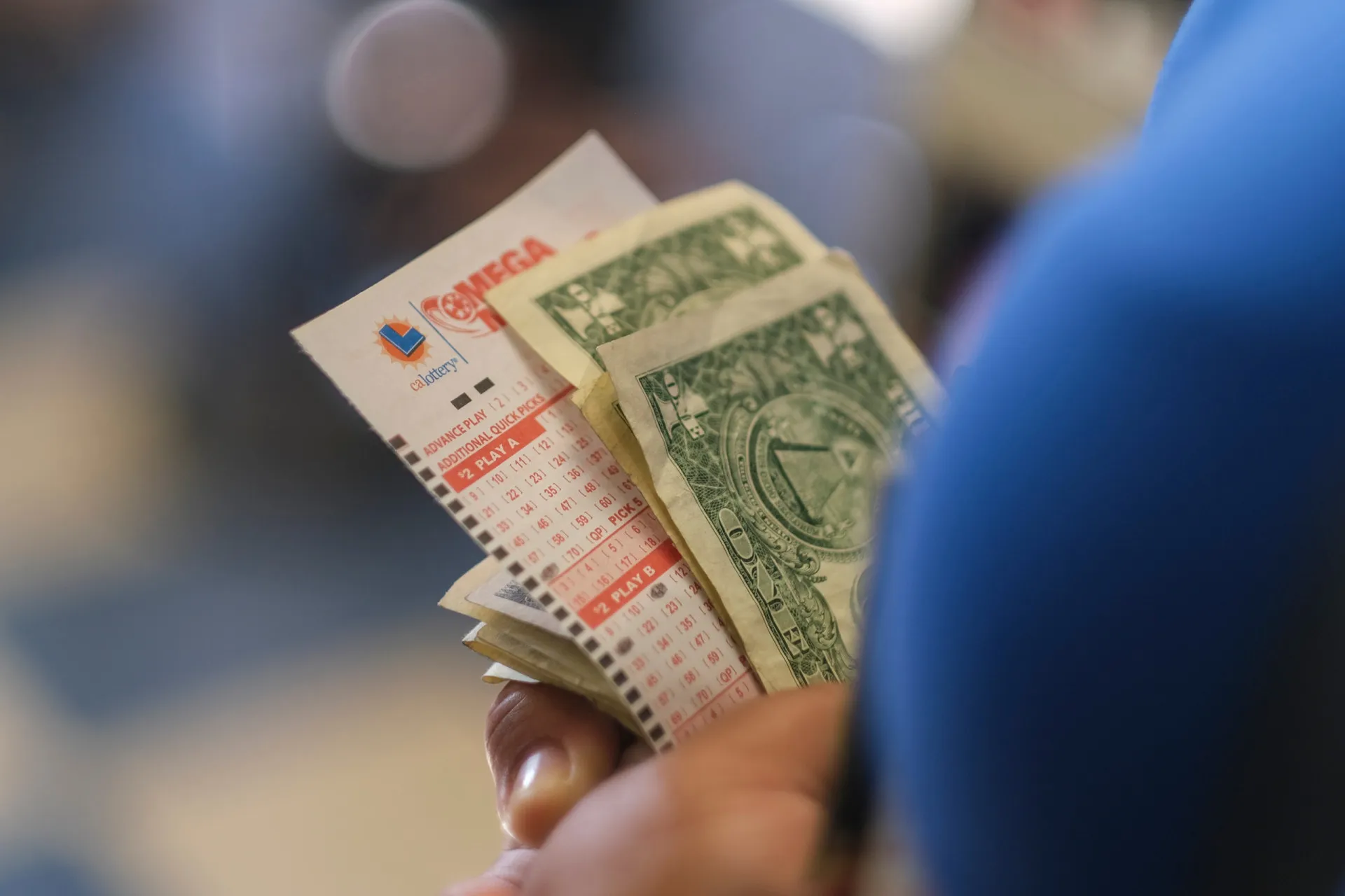 Uma bola de loteria especial, o número bônus, destacada das outras.