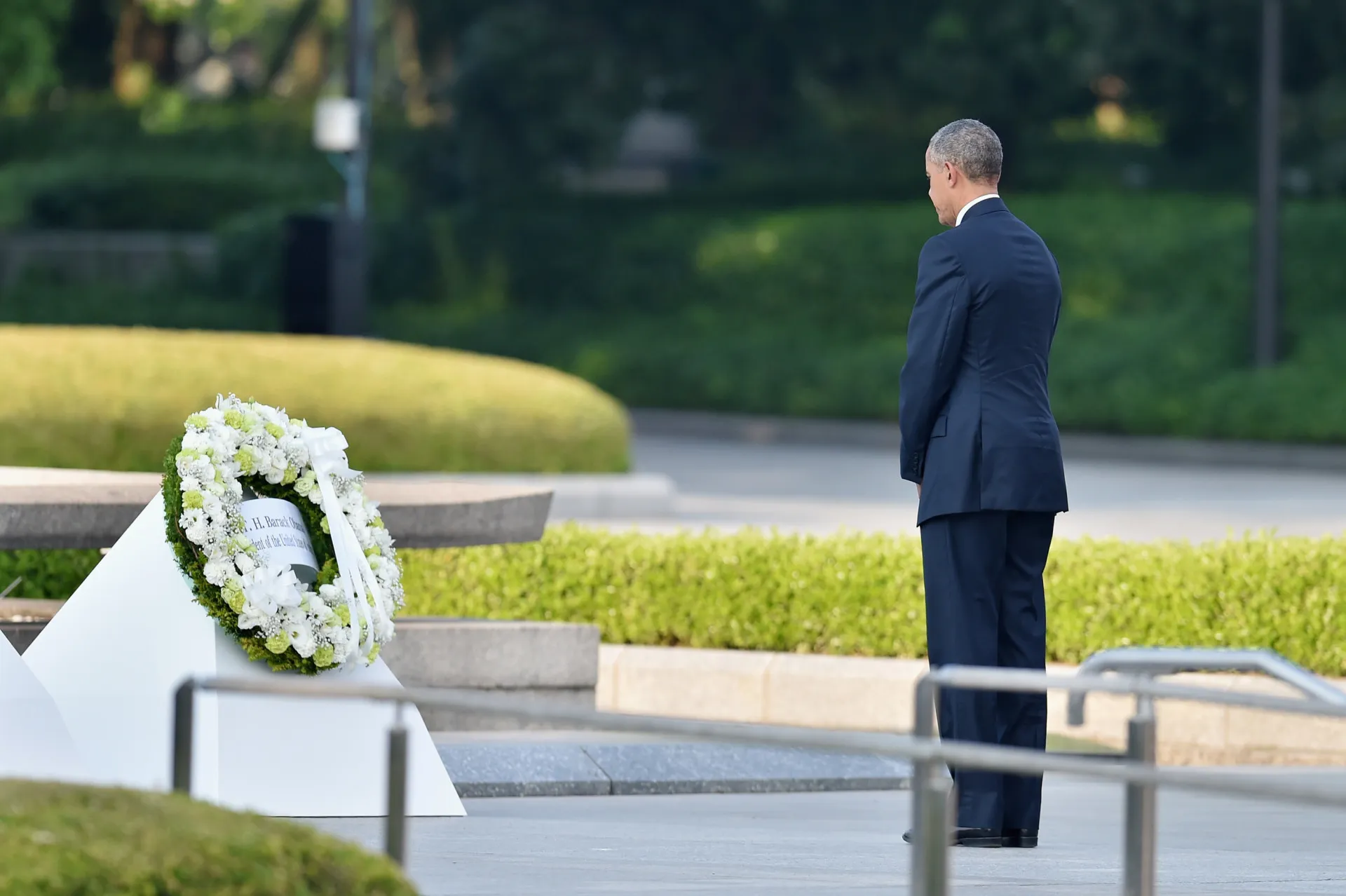 Barack Obama em um momento solene durante sua visita ao Memorial da Paz de Hiroshima.