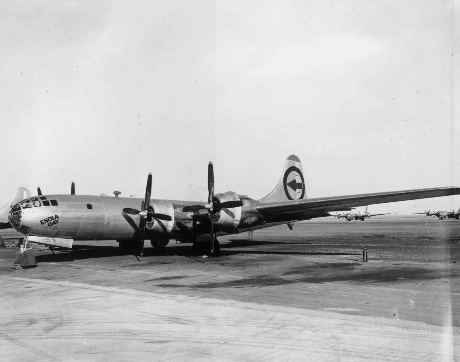Tripulação do bombardeiro B-29 Enola Gay posando em frente à aeronave antes da missão.
