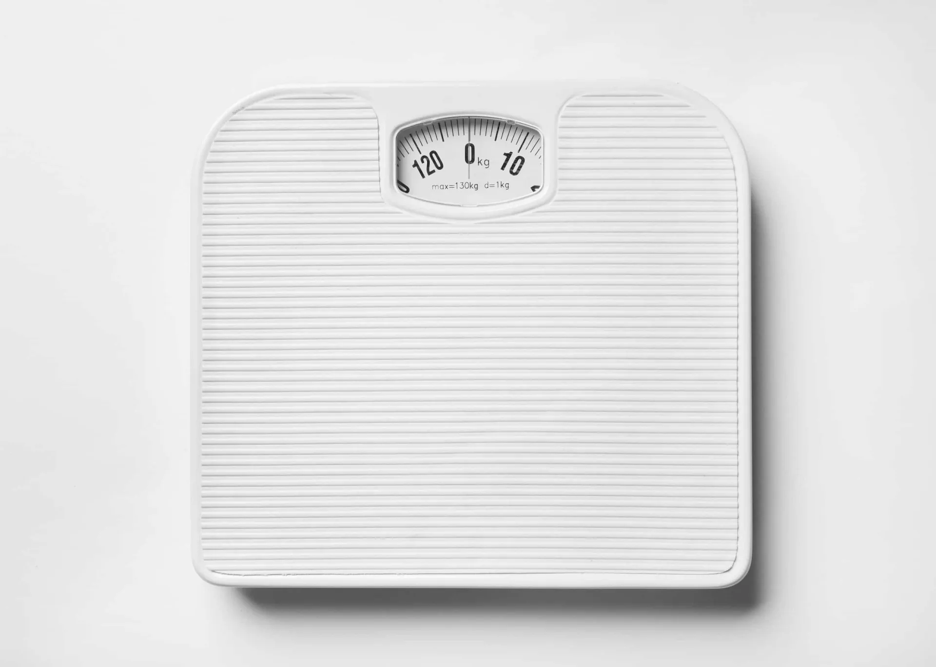 Uma fita métrica envolvendo uma maçã, simbolizando a relação entre peso, dieta e saúde.