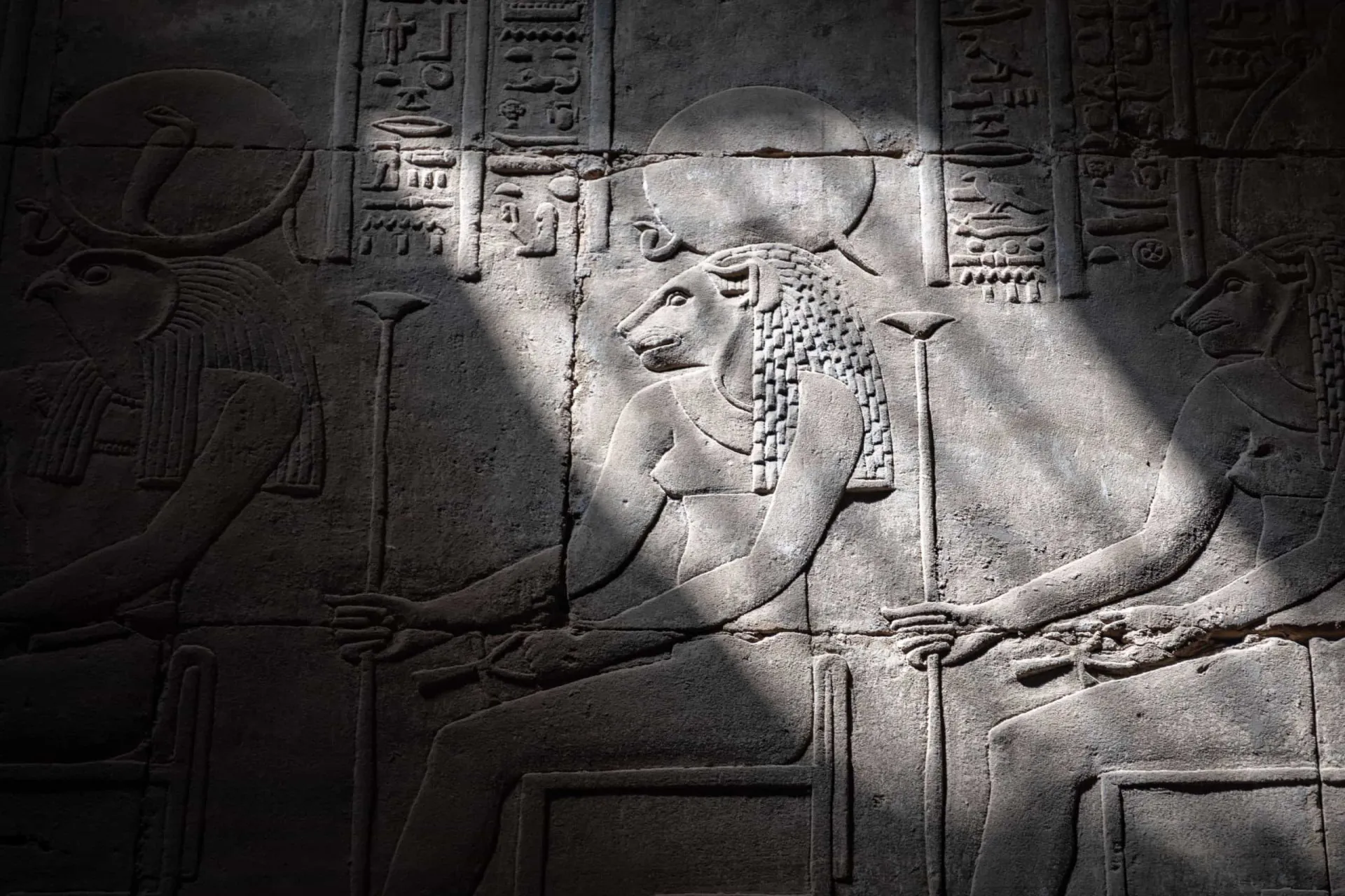 Pinturas rupestres antigas mostrando figuras humanas, simbolizando a longa história da humanidade.