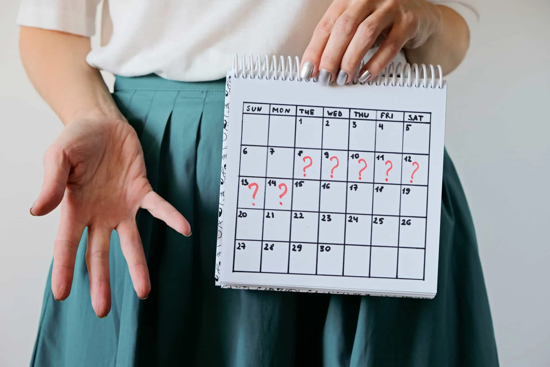 Um calendário menstrual com anotações, mostrando a irregularidade do ciclo de uma mulher.