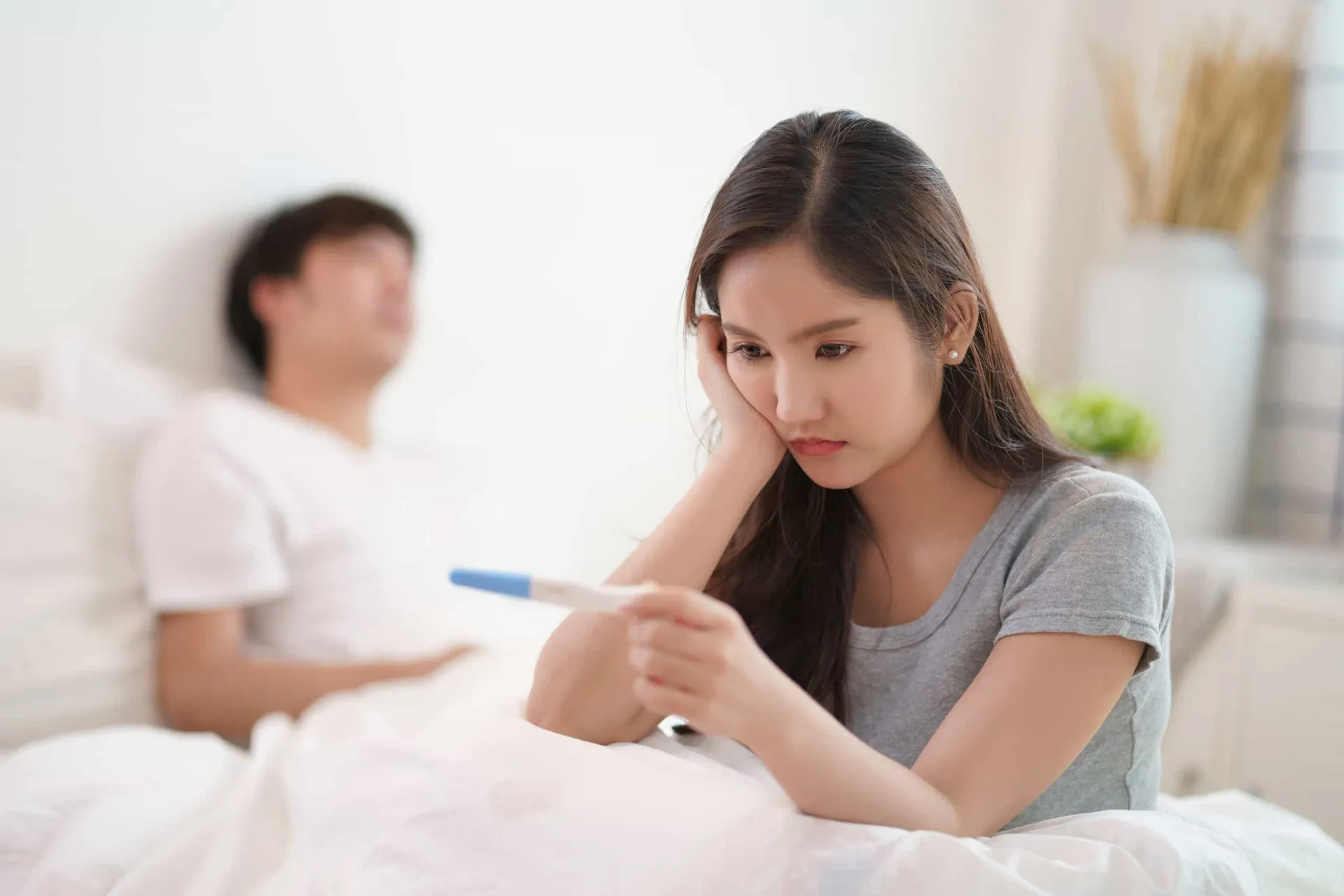 Mãos de um médico e de um paciente unidas, simbolizando esperança e tratamento para a infertilidade.