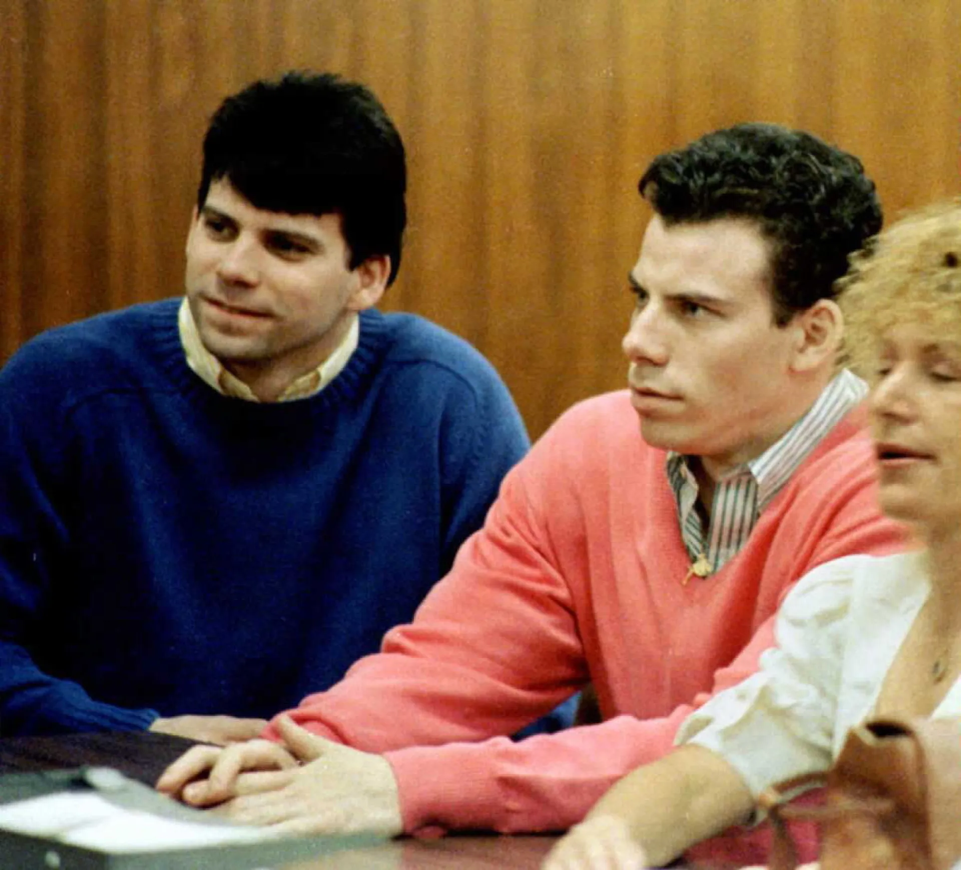 Os irmãos Lyle e Erik Menendez em uma foto de arquivo do tribunal.