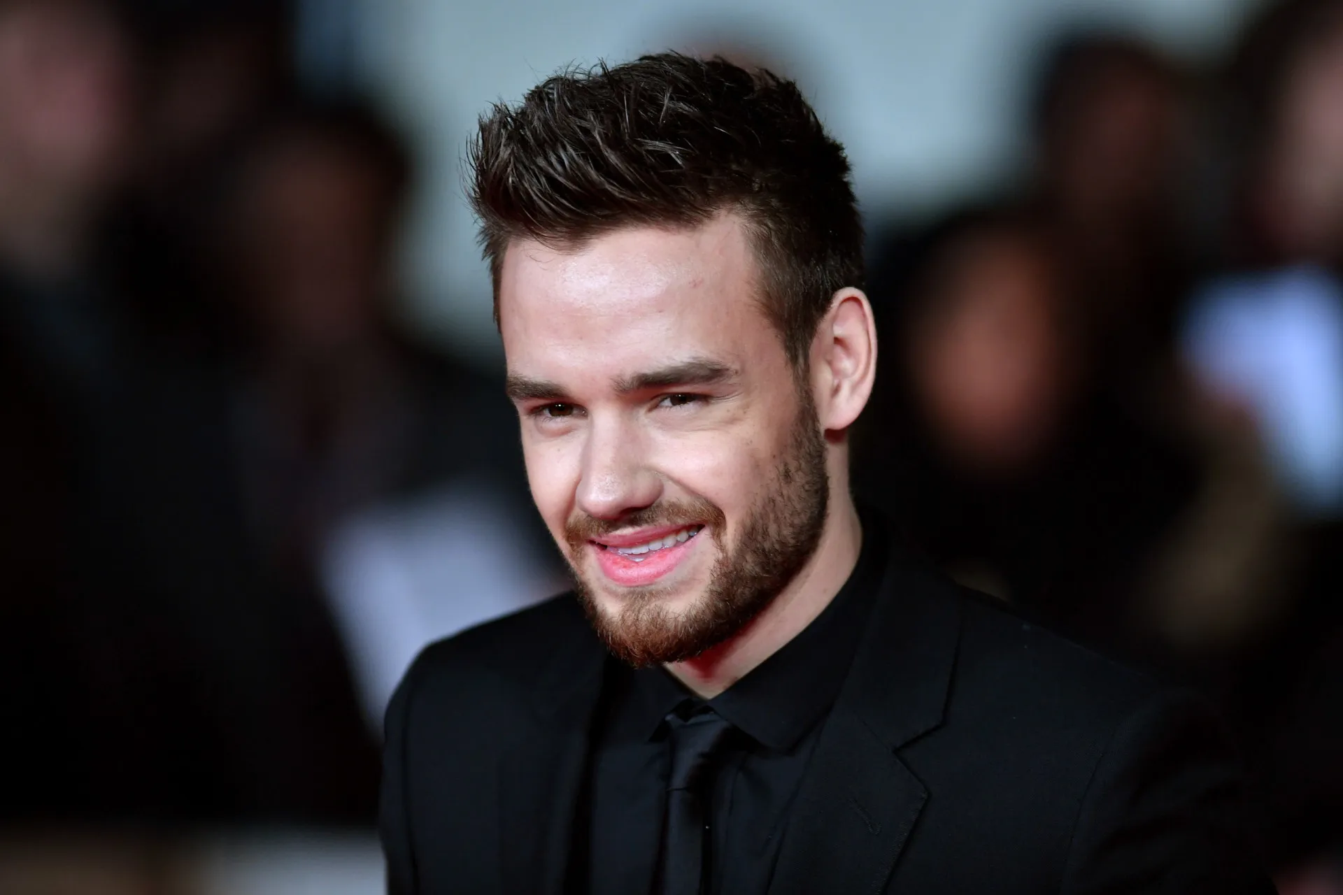 O cantor Liam Payne posando para uma foto com um olhar sério e pensativo.