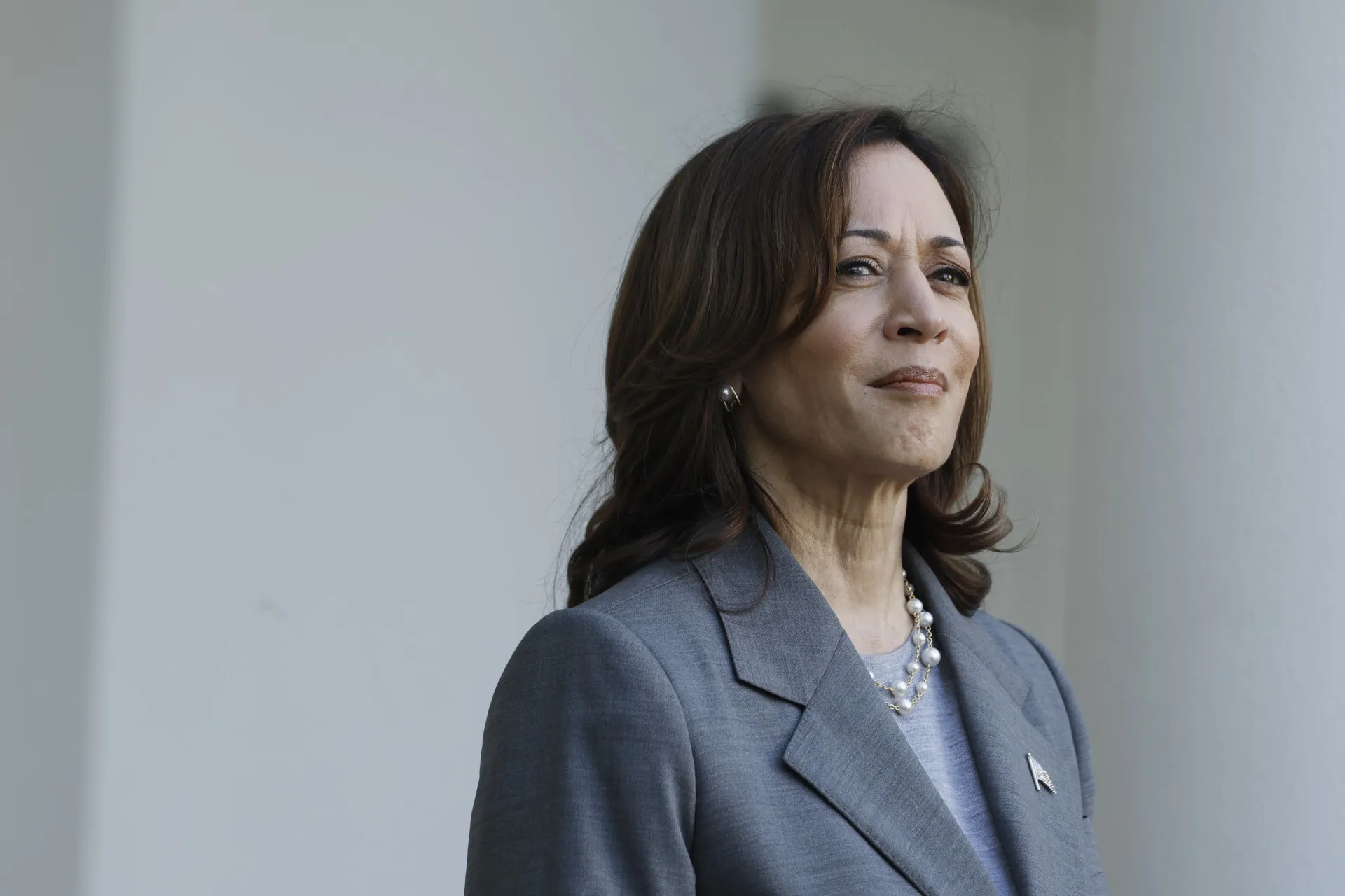 Kamala Harris discursando confiantemente durante um evento de campanha.