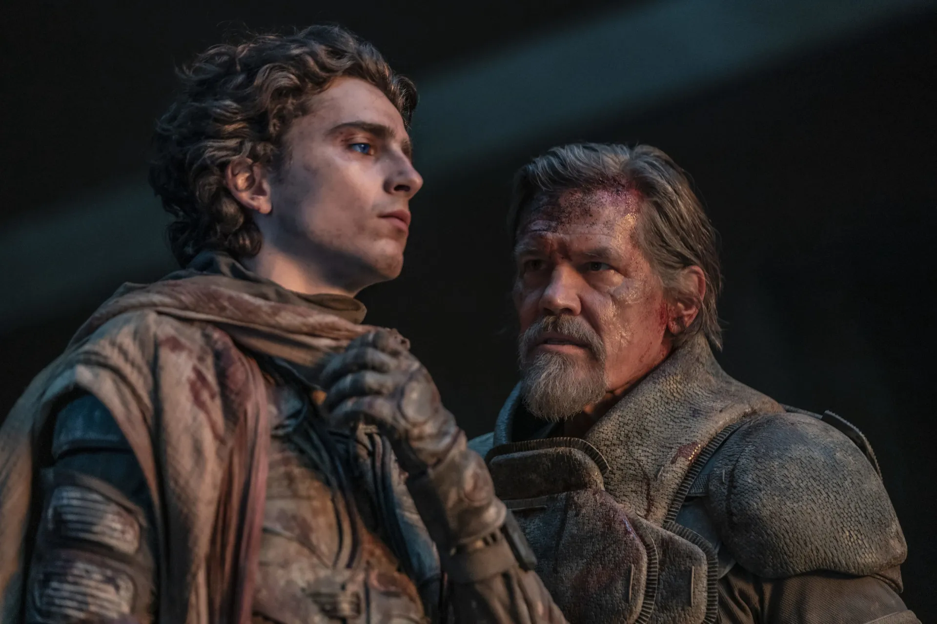 Cena épica do filme 'Duna: Parte Dois', com o personagem Paul Atreides em um cenário desértico.