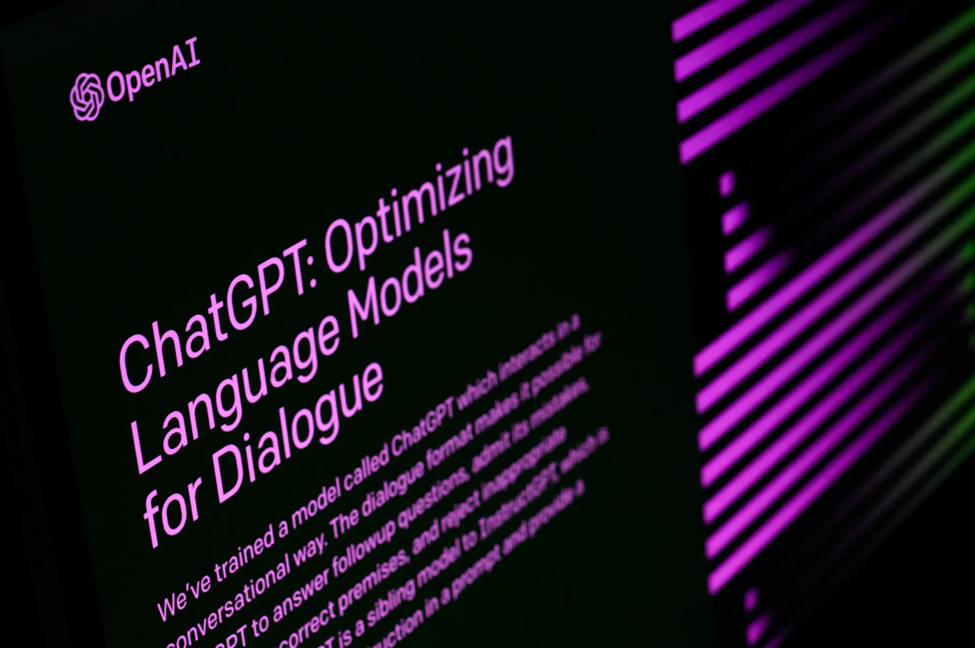 Uma pessoa interagindo com a interface do ChatGPT em um computador.