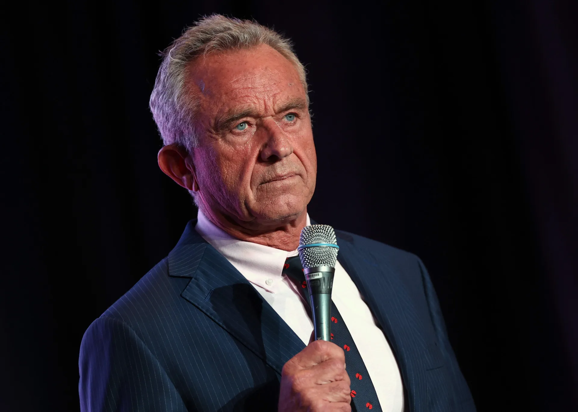 Robert F. Kennedy Jr. discursando em um pódio durante um evento político.