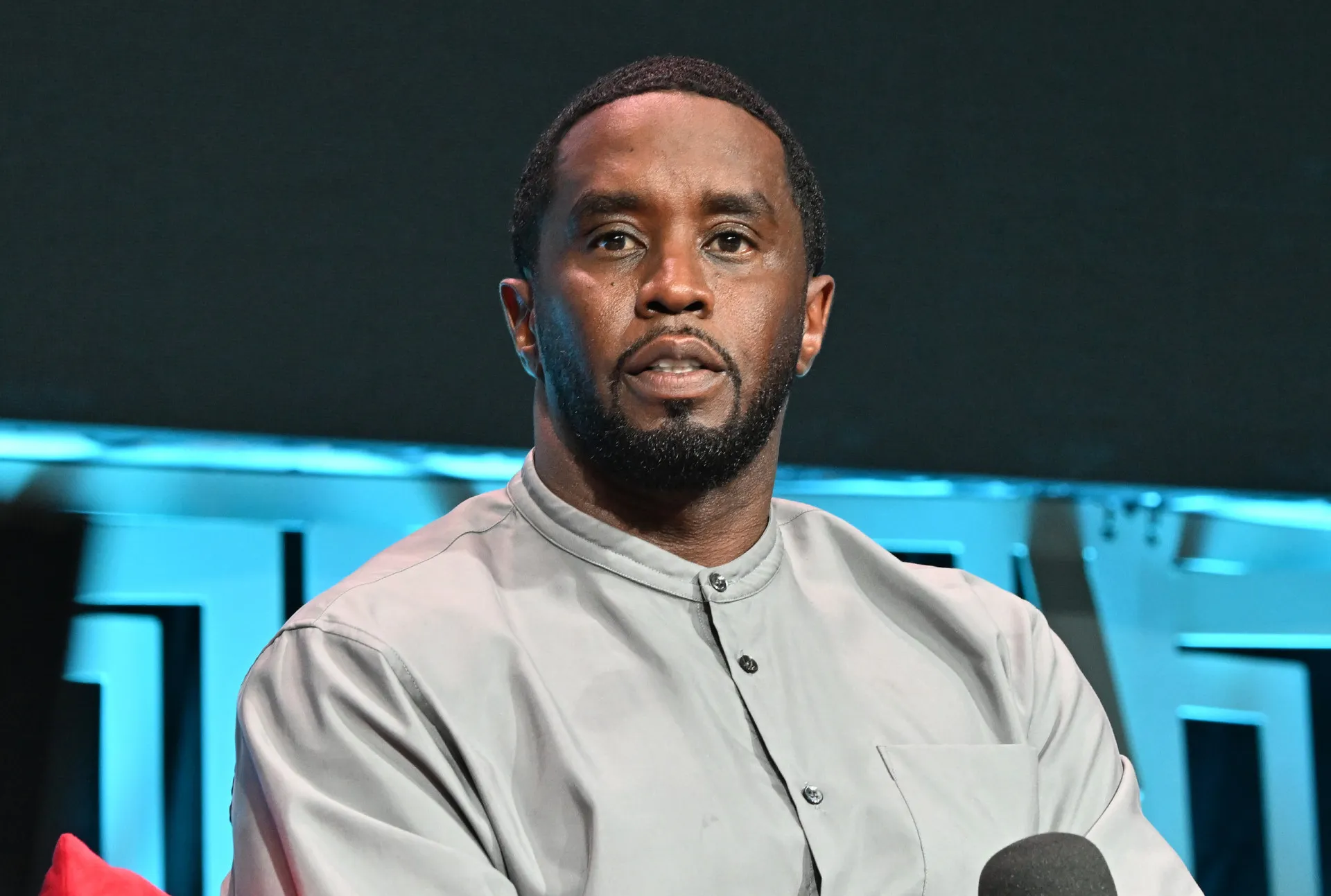 O rapper Sean 'Diddy' Combs em um evento, com uma expressão séria.