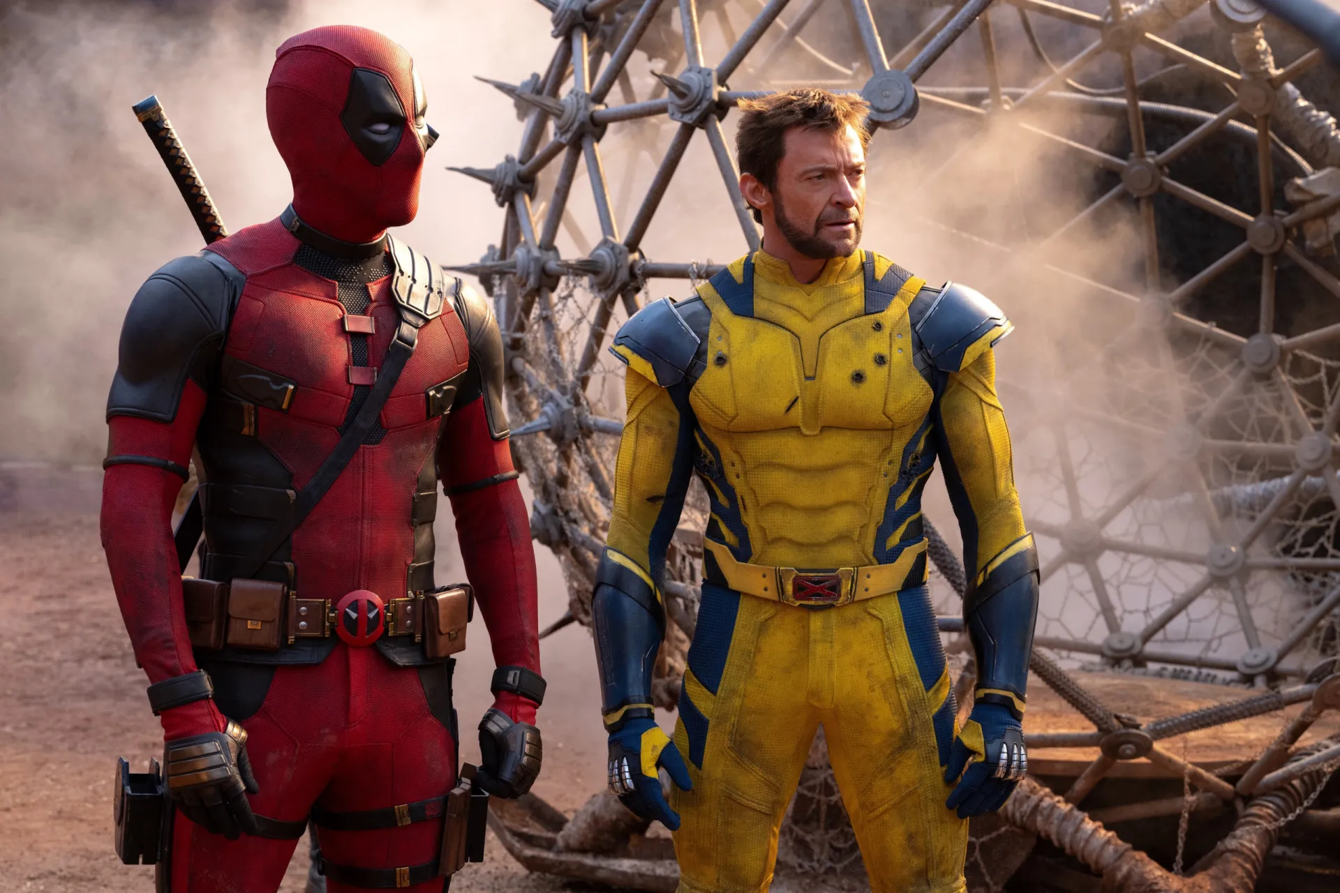 Ryan Reynolds como Deadpool e Hugh Jackman como Wolverine em uma cena do filme.