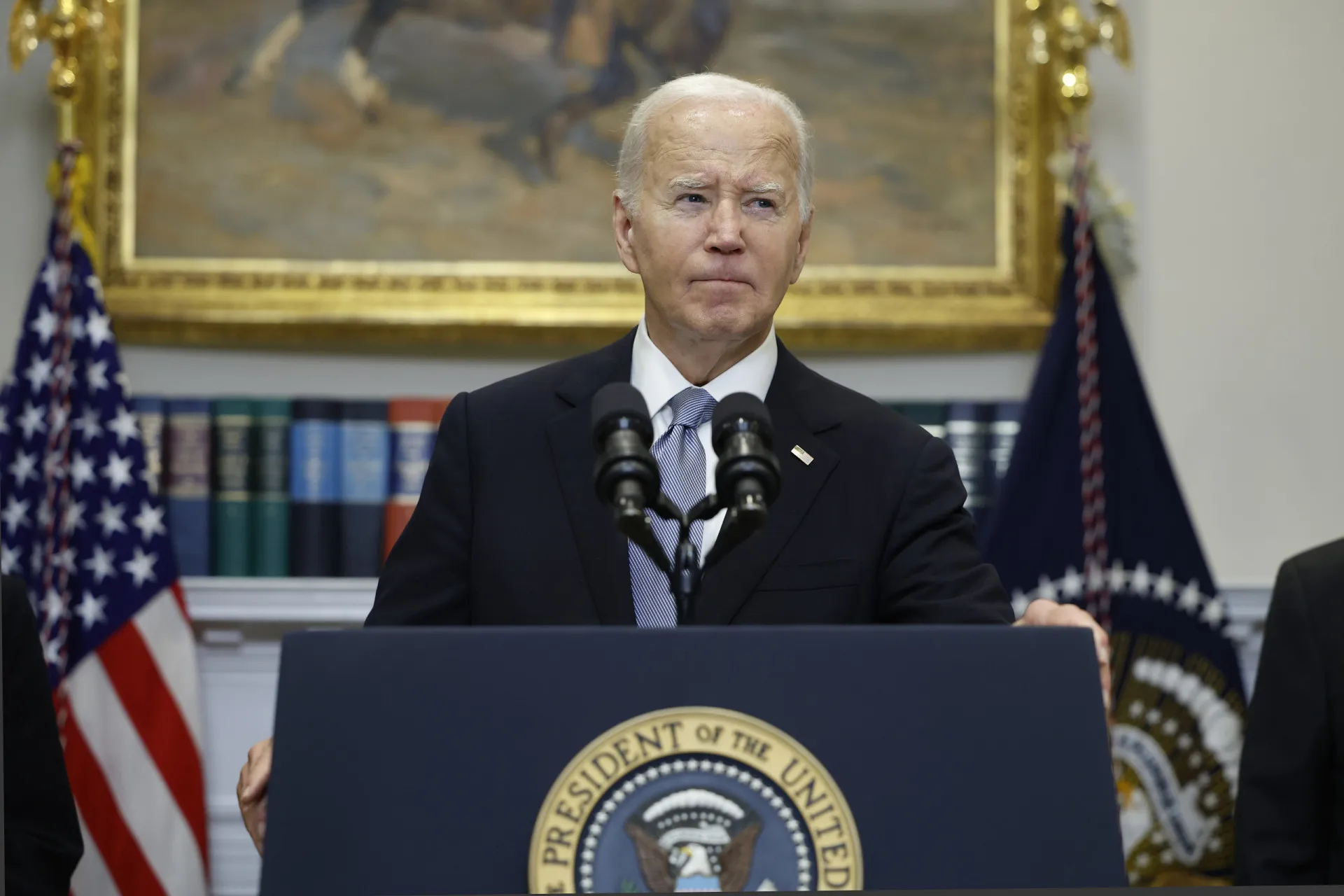 O presidente dos EUA, Joe Biden, falando em um púlpito com a bandeira americana ao fundo.
