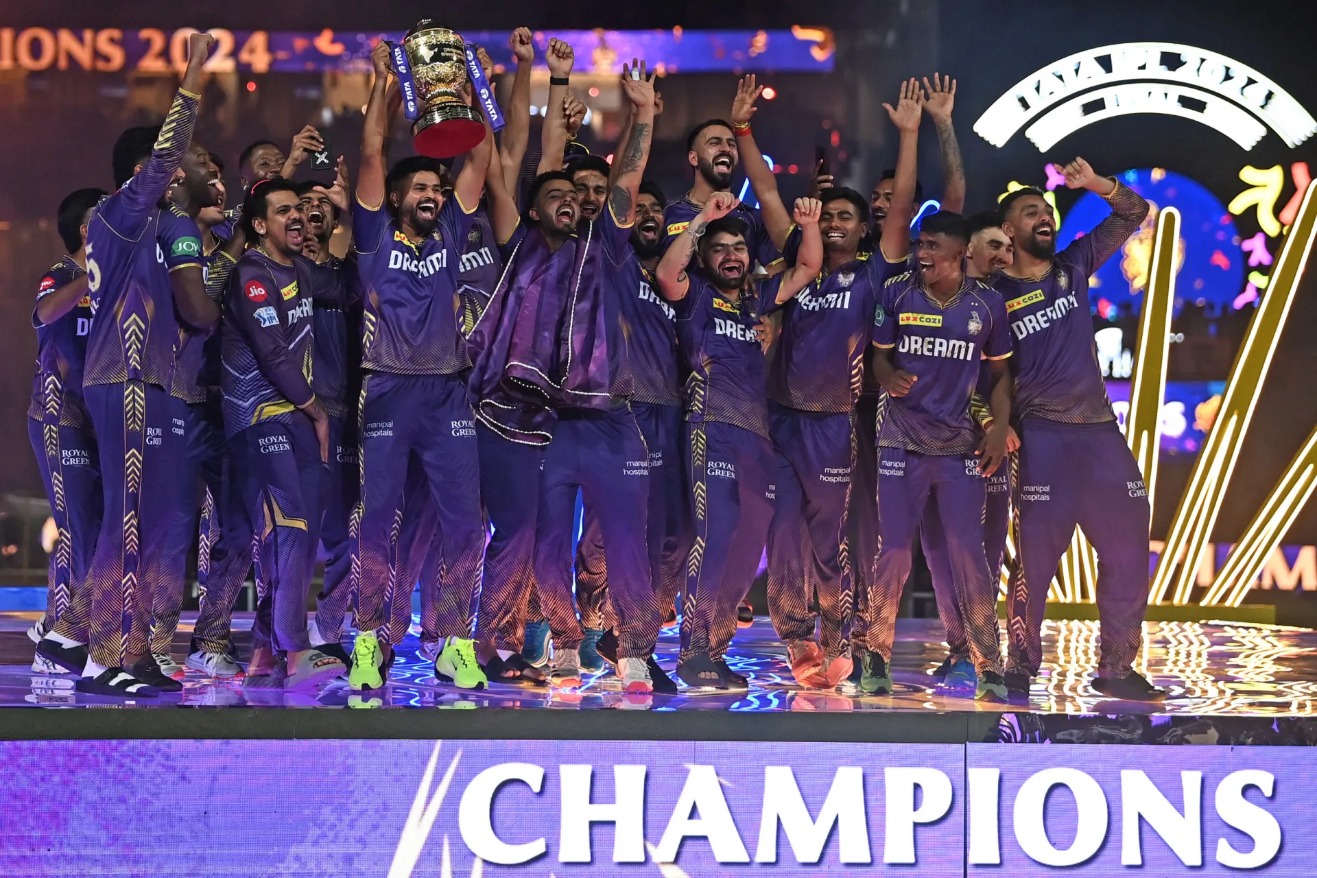 Jogadores do Kolkata Knight Riders celebrando a conquista do título da Premier League Indiana.