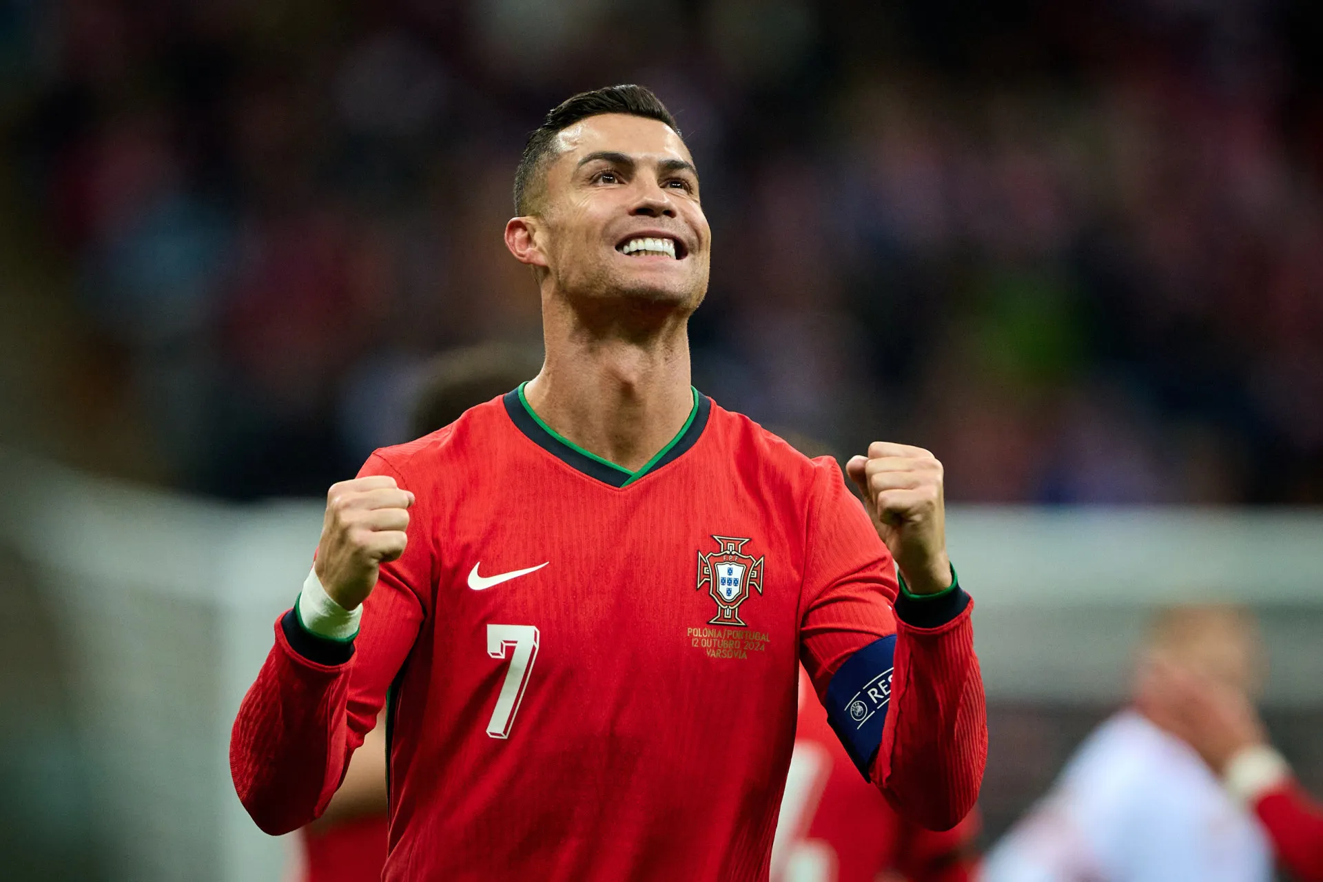 O jogador de futebol Cristiano Ronaldo comemorando um gol com sua icônica pose.