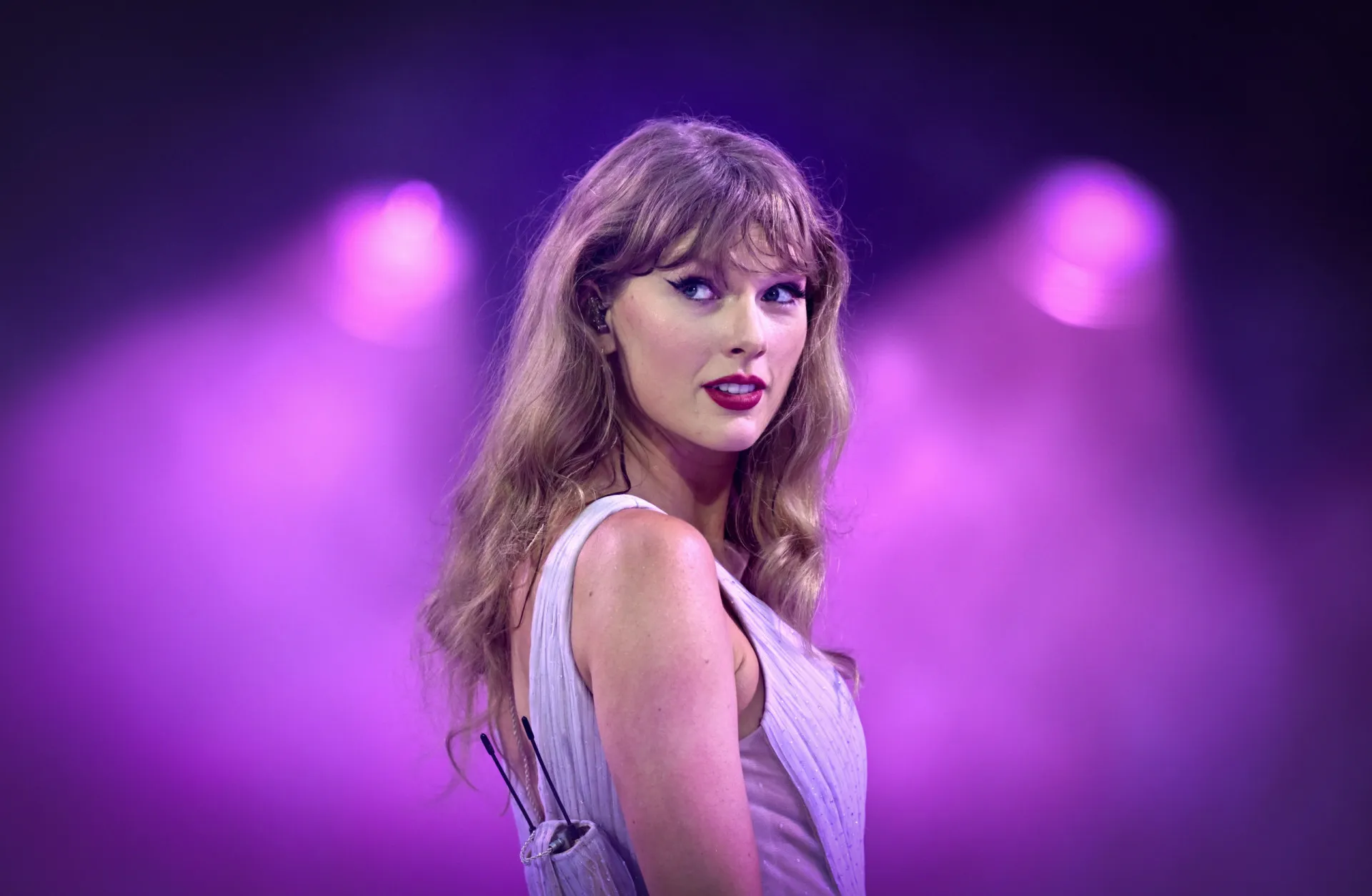 Taylor Swift se apresentando no palco durante sua aclamada 'The Eras Tour'.