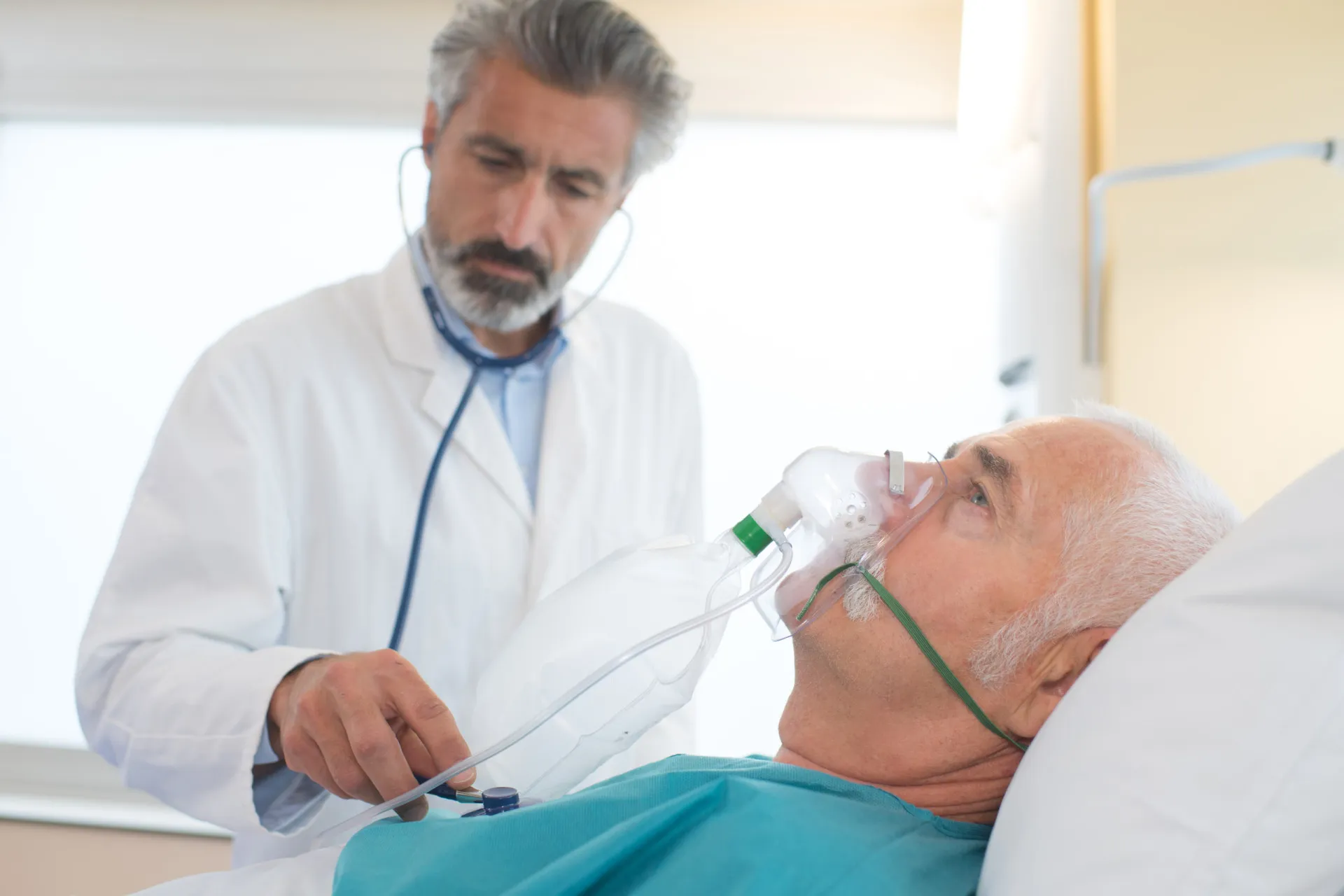 Colagem de imagens representando diferentes doenças pulmonares como DPOC, câncer e pneumonia.