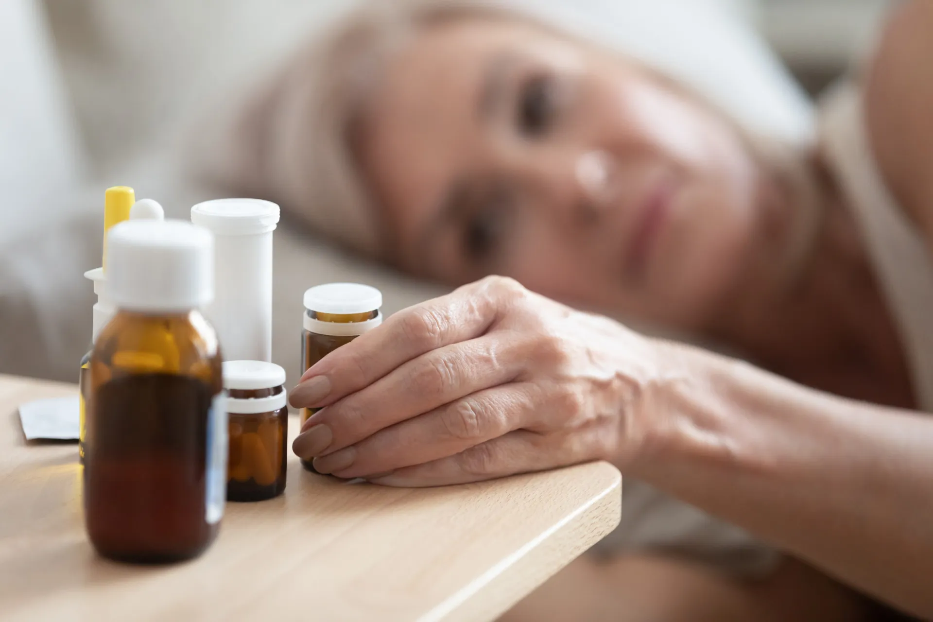 Pílulas e cápsulas de vários medicamentos espalhadas, simbolizando o perigo do uso indevido.