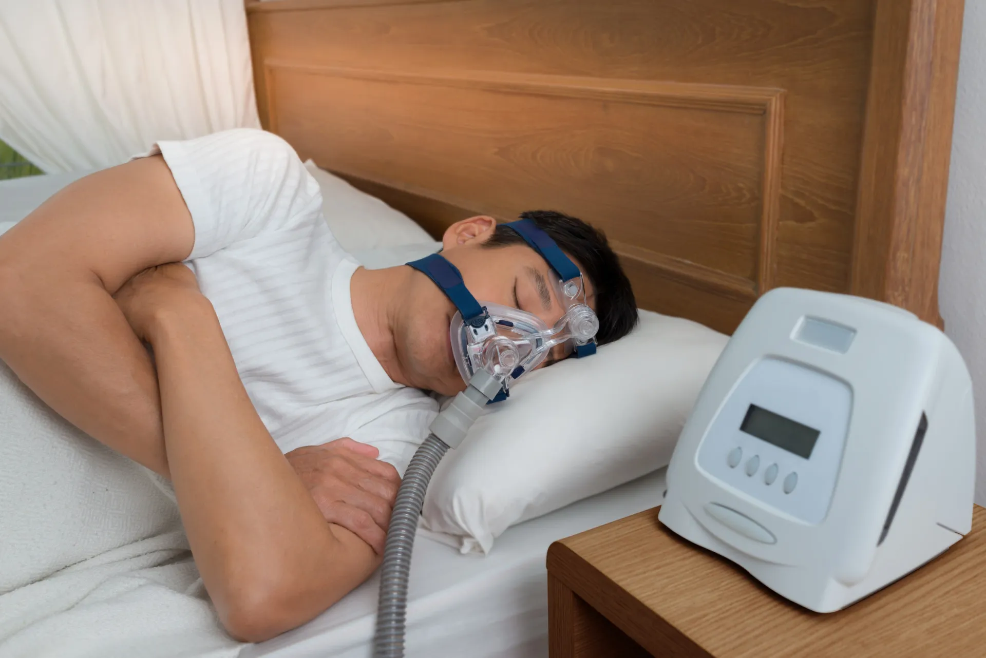 Pessoa usando uma máscara de CPAP para tratar a apneia obstrutiva do sono.