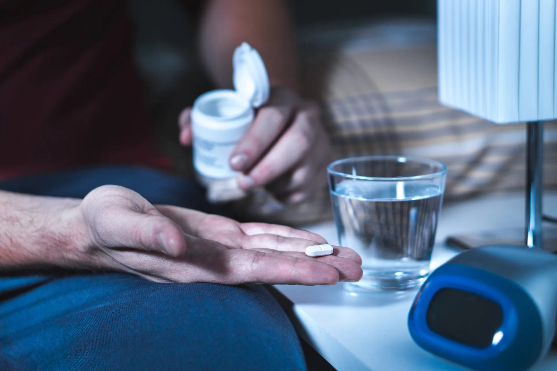 Frascos de remédios com etiquetas de opiáceos, benzodiazepínicos e sedativos.