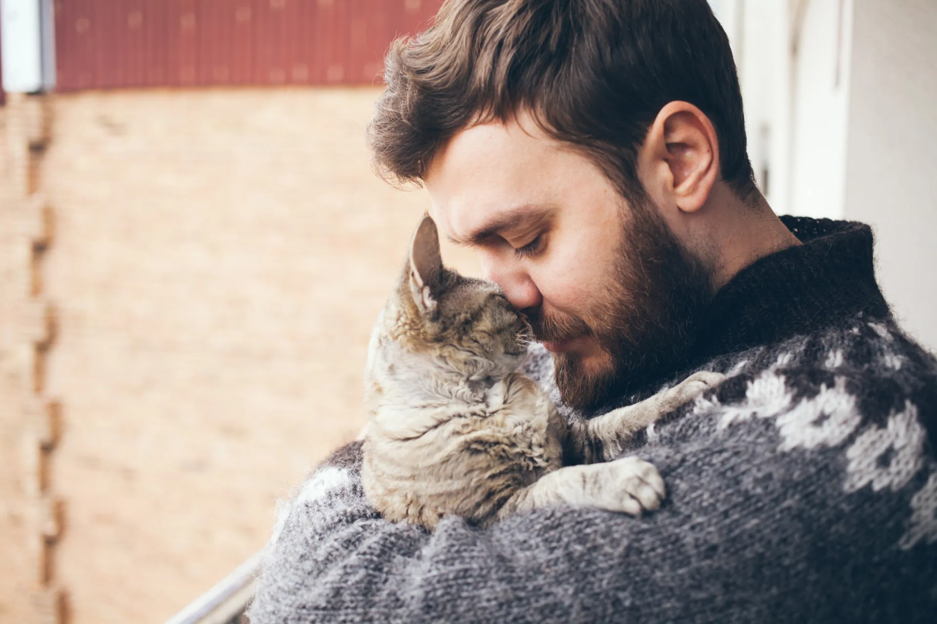 Mulher desabafando e conversando com seu gato, que a ouve atentamente.