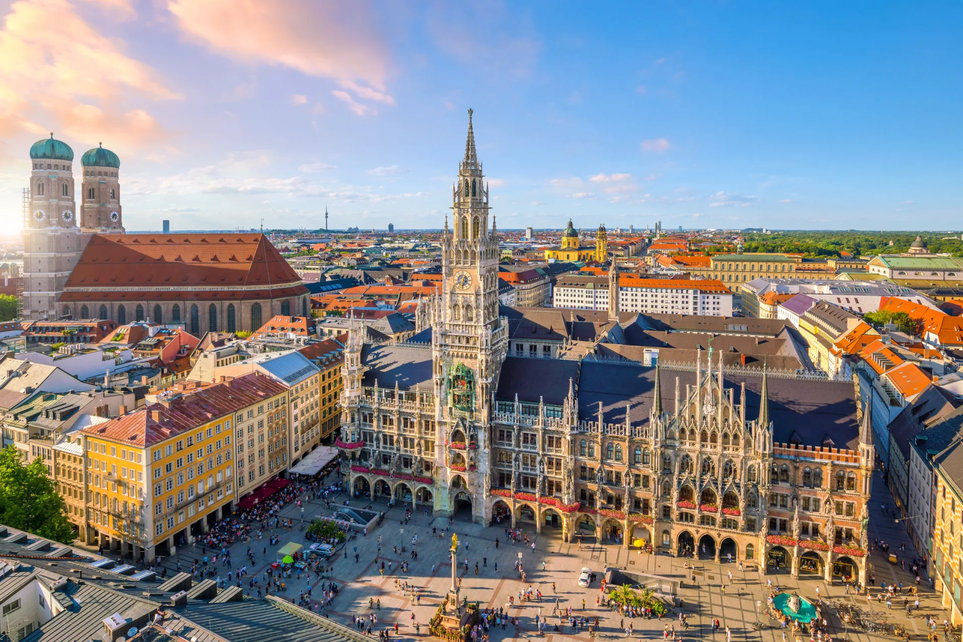 Praça Marienplatz em Munique com a prefeitura em estilo gótico ao fundo.