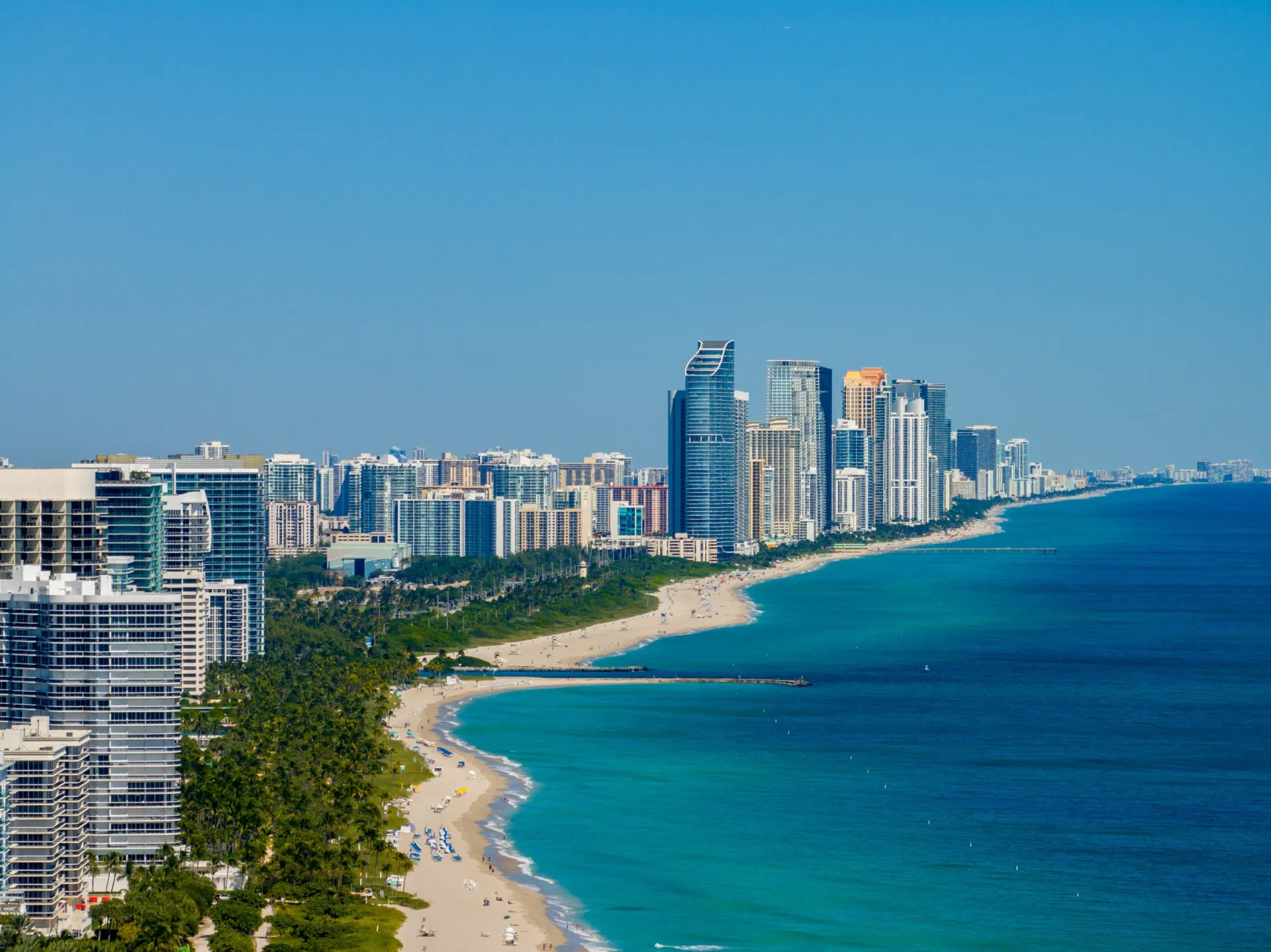 Praia de South Beach em Miami, com seus prédios em estilo Art Déco.