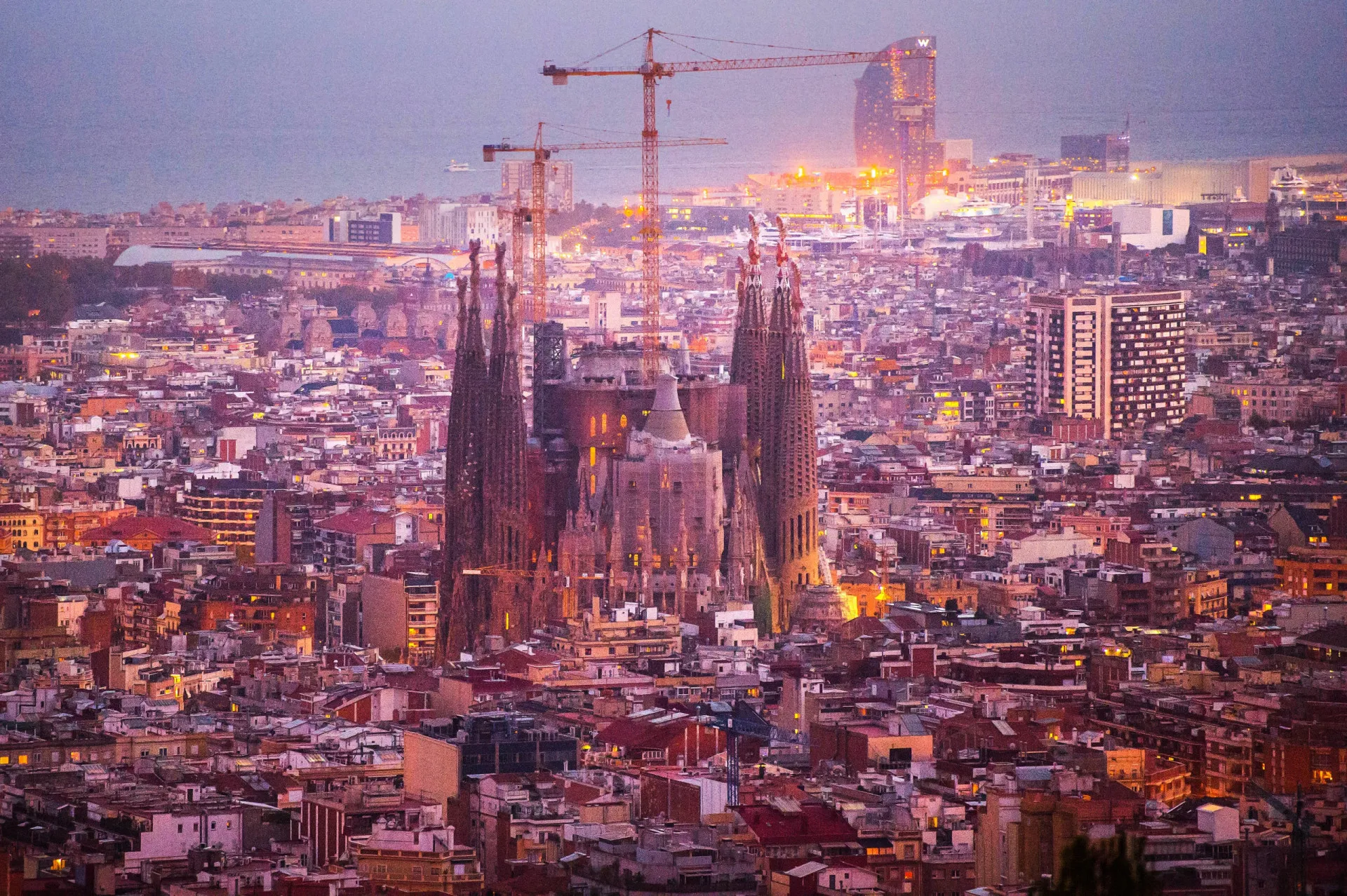 A Sagrada Família de Gaudí, um marco arquitetônico icônico de Barcelona.