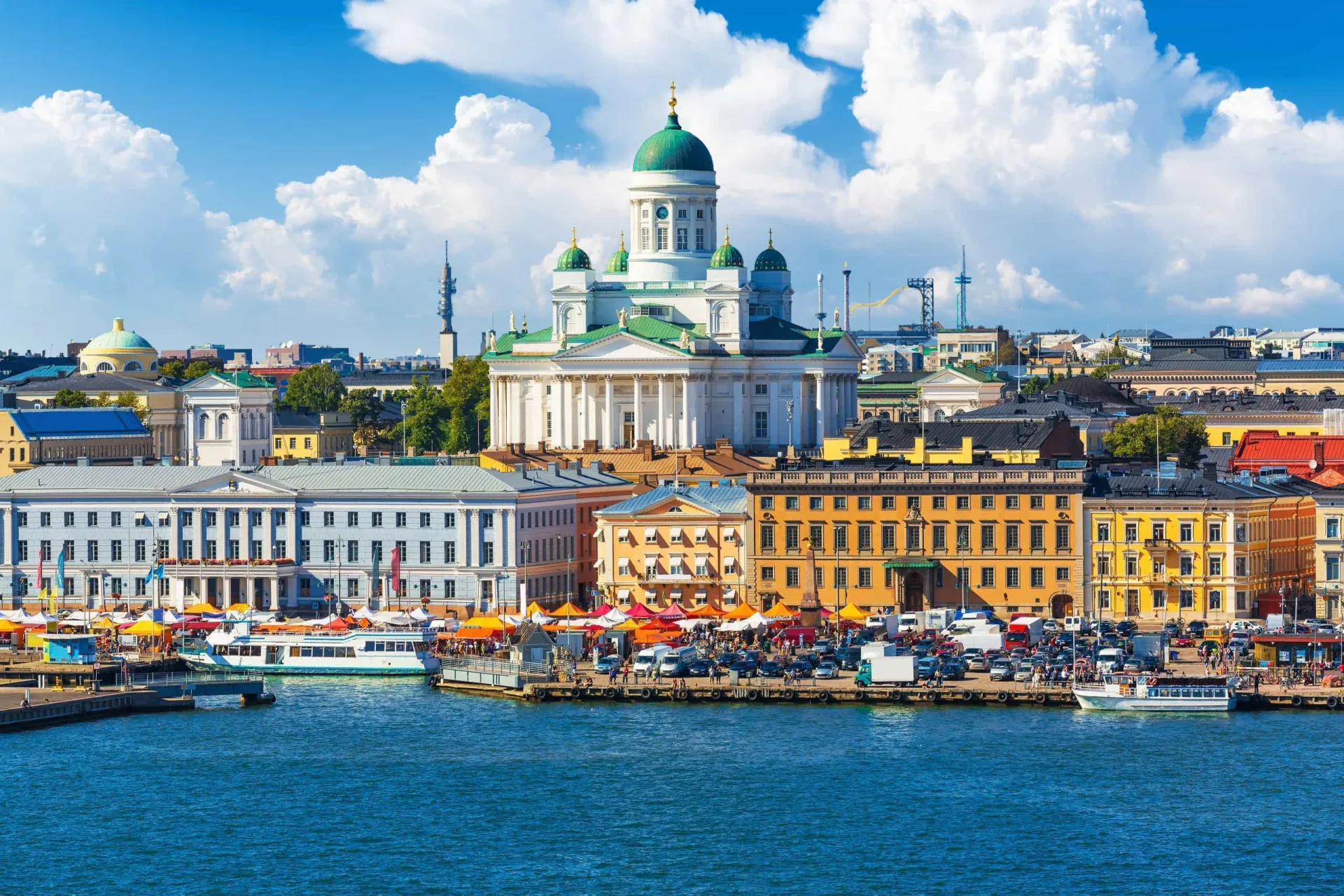 Catedral de Helsinki com seu domo verde se destacando contra o céu azul.