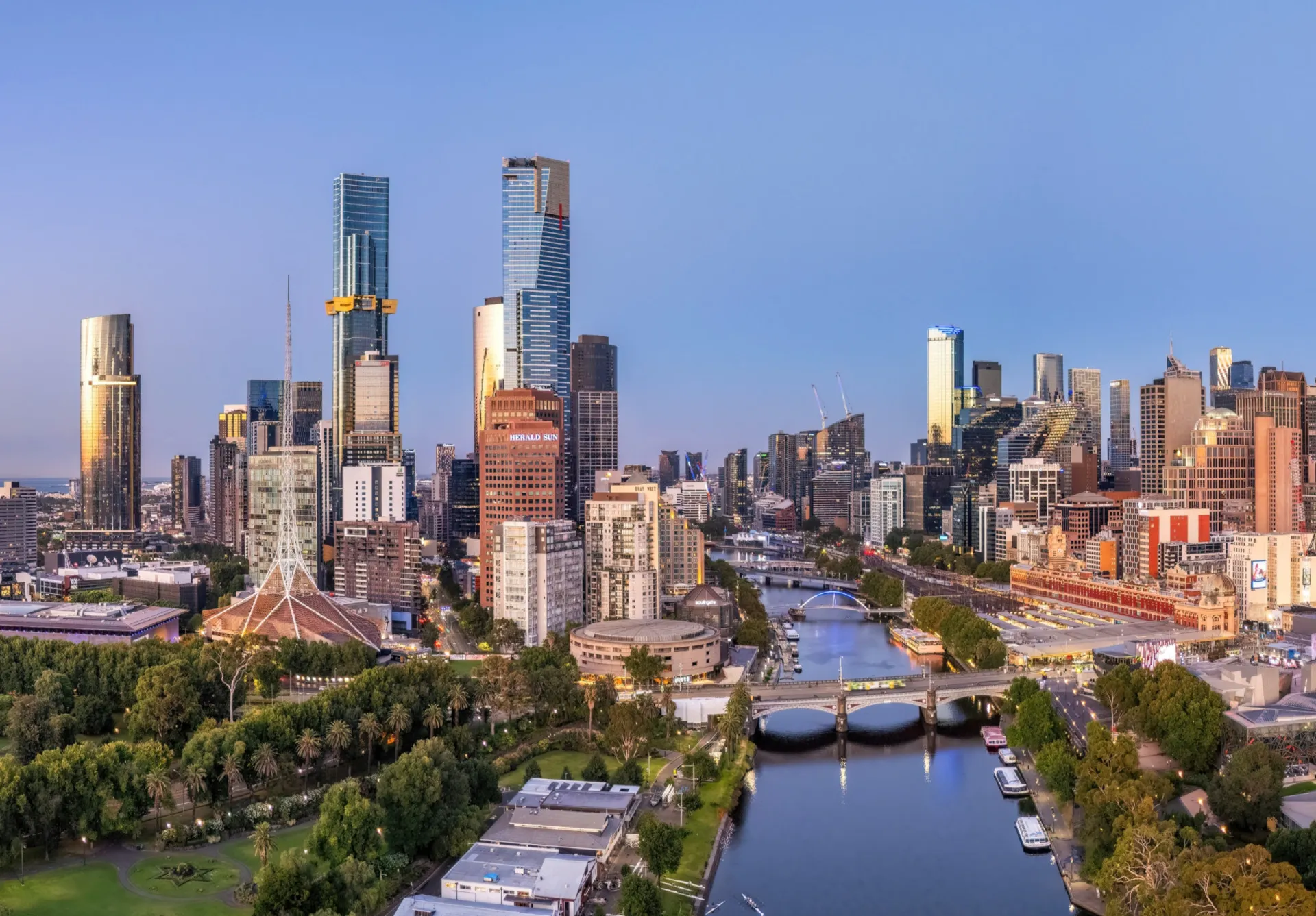 Bondes coloridos percorrendo as ruas de Melbourne, uma cidade vibrante.