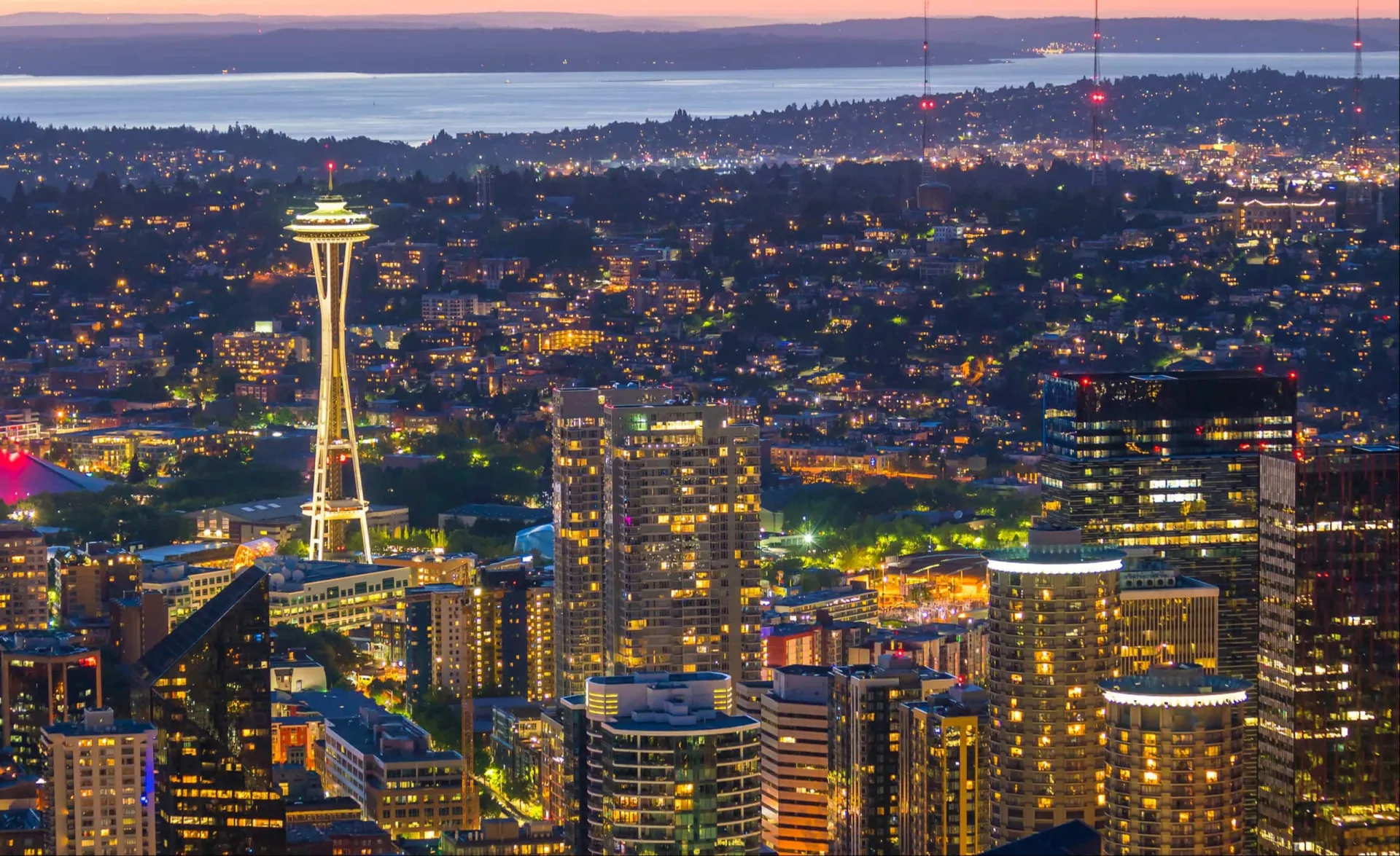 O icônico Space Needle se destacando no horizonte de Seattle.
