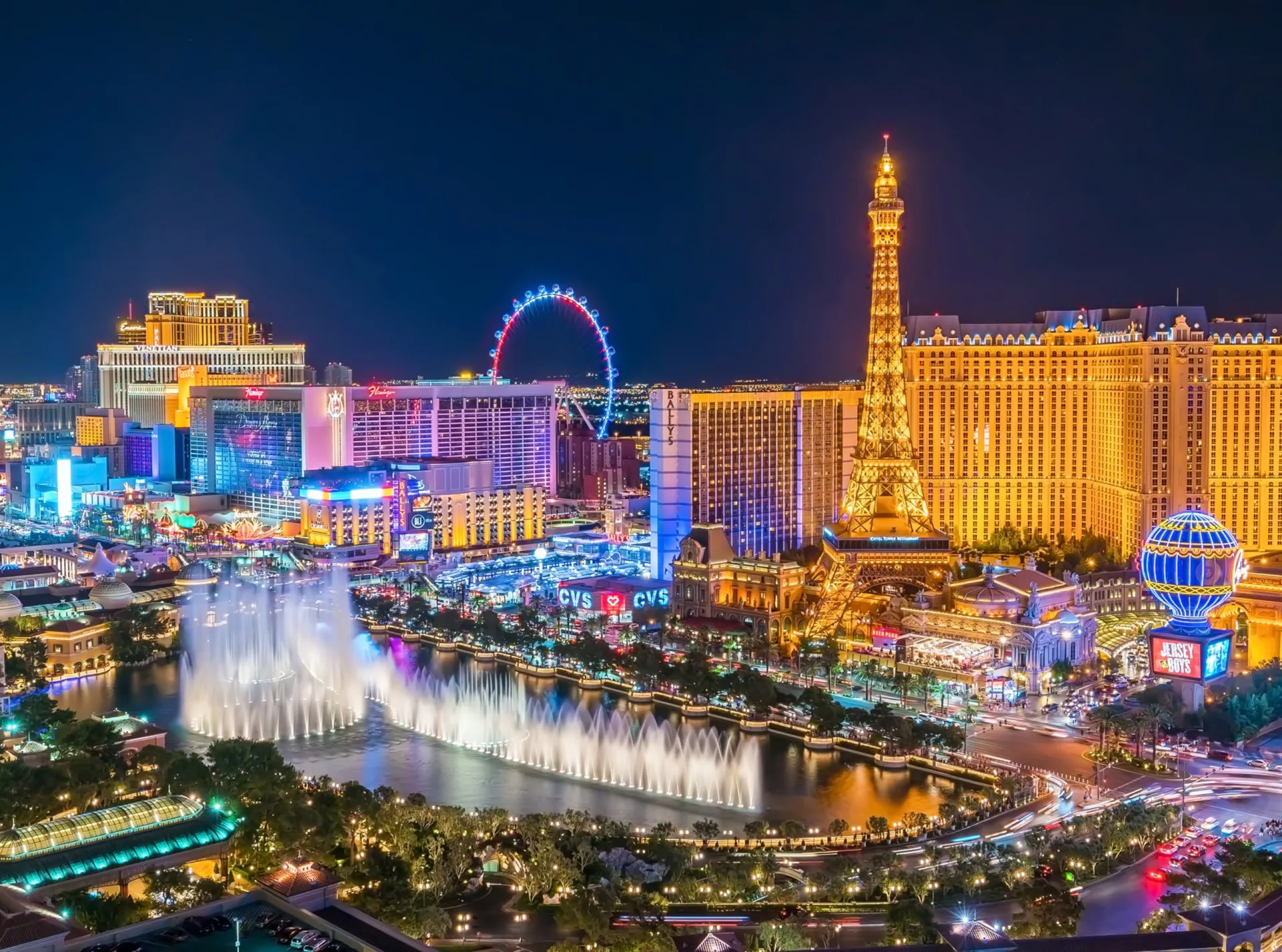 A famosa Las Vegas Strip iluminada à noite, cheia de cassinos e hotéis.