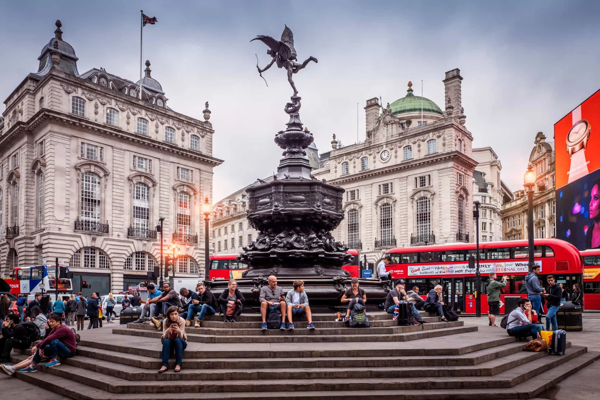 O Palácio de Westminster e o Big Ben às margens do rio Tâmisa em Londres.
