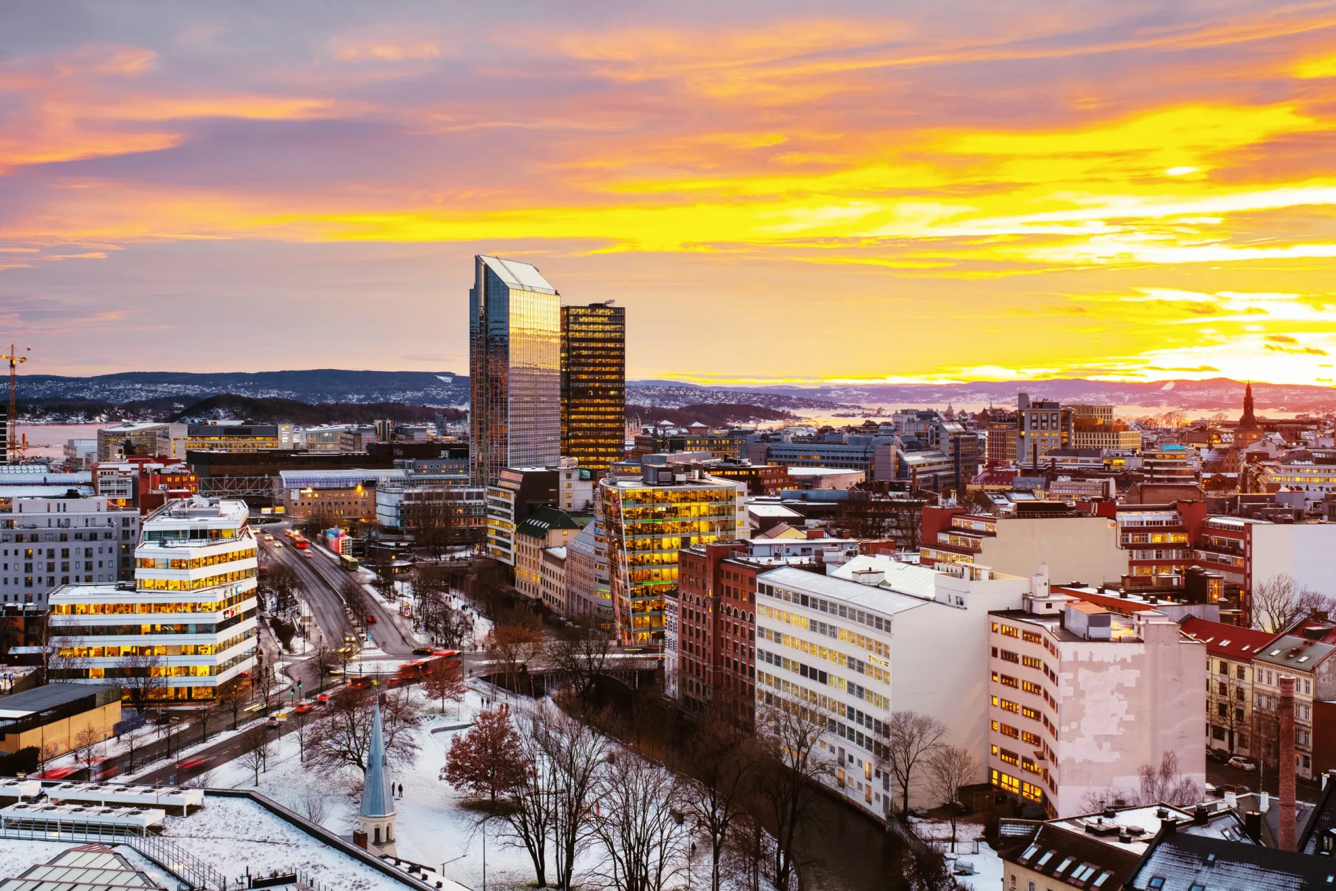Prédio da Ópera de Oslo, com sua arquitetura moderna e arrojada.