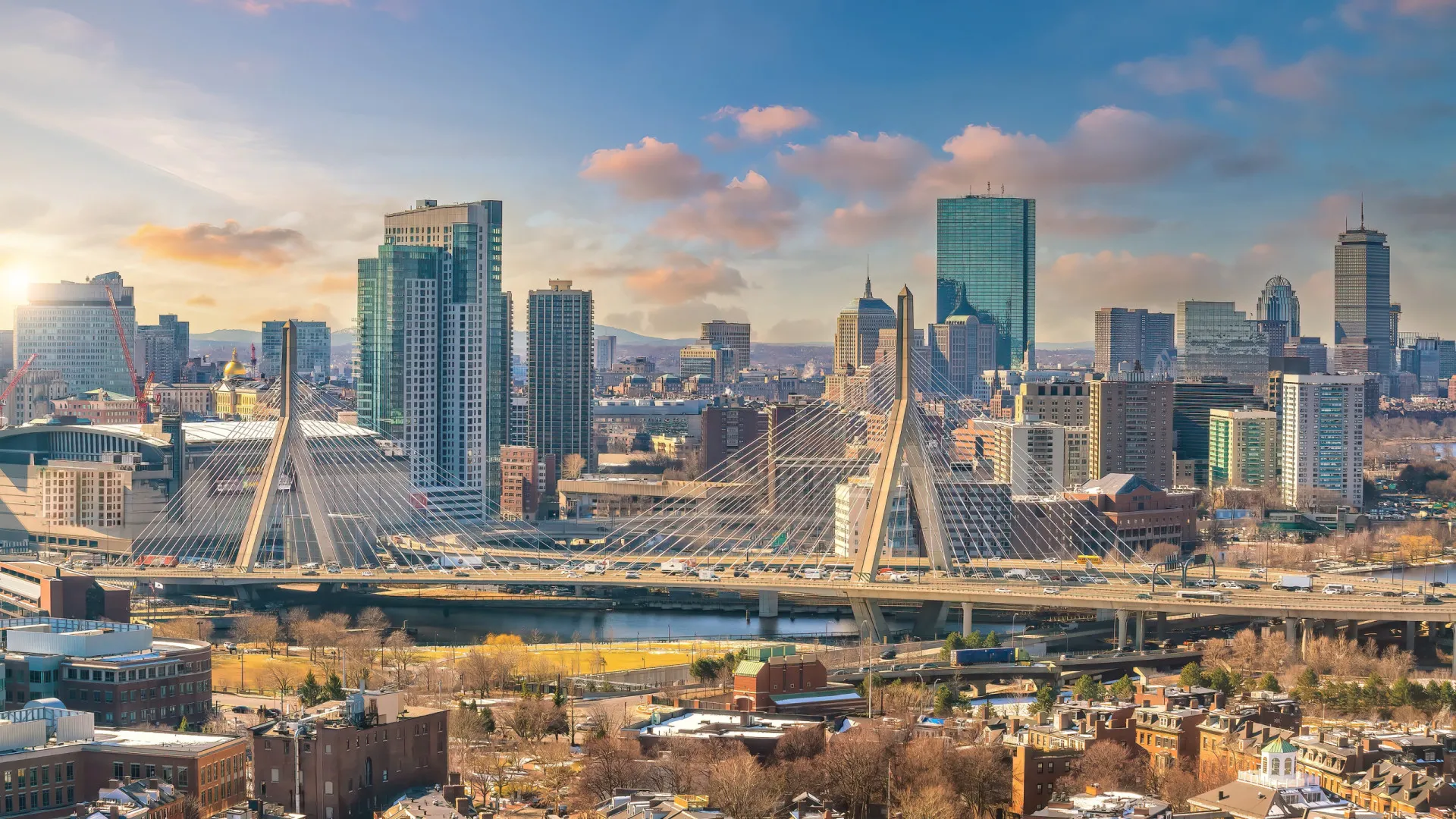 Prédios históricos de tijolos vermelhos em Boston, refletindo sua herança.