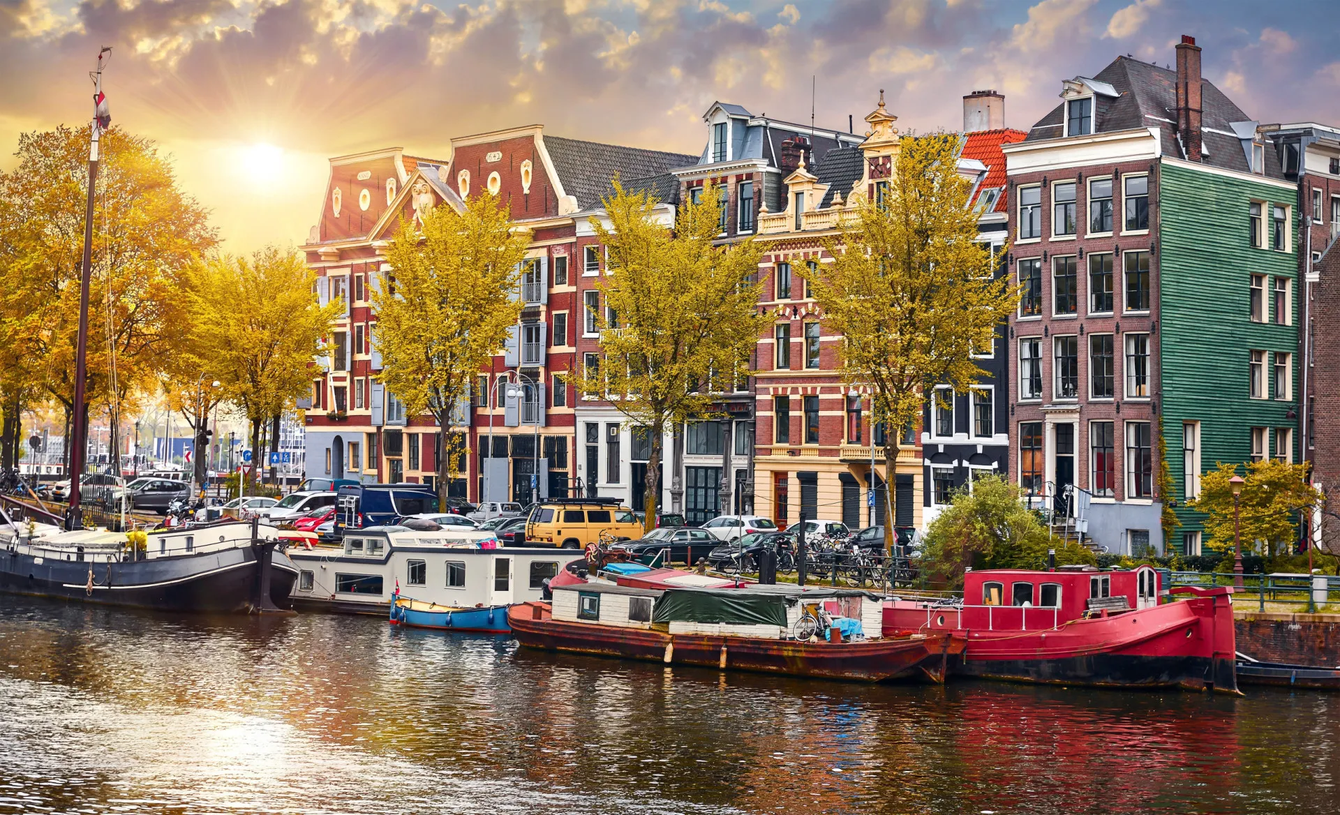 Canais e casas tradicionais de Amsterdã, um cenário pitoresco e icônico.