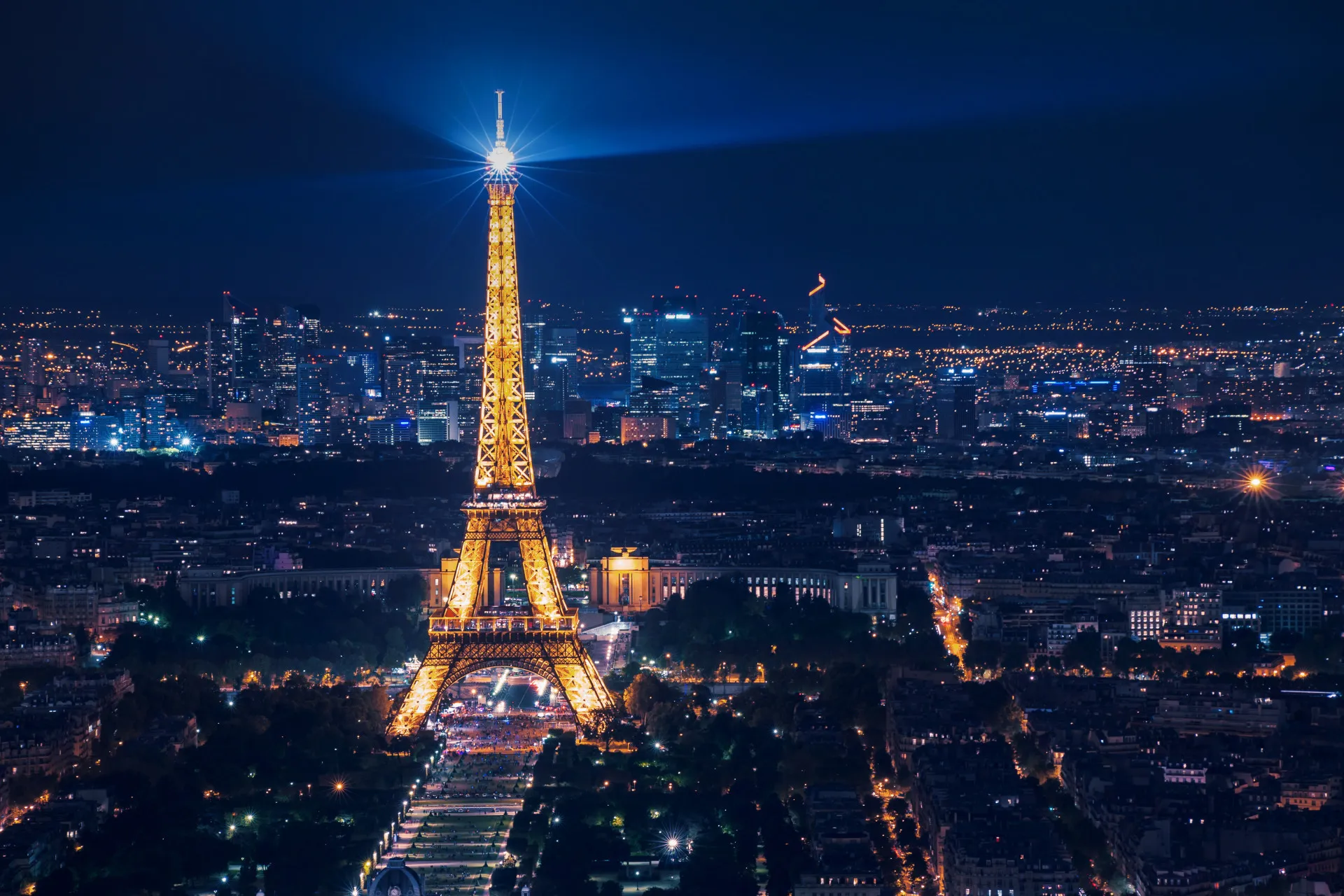 Torre Eiffel em Paris, o símbolo mais famoso da França e da cidade.
