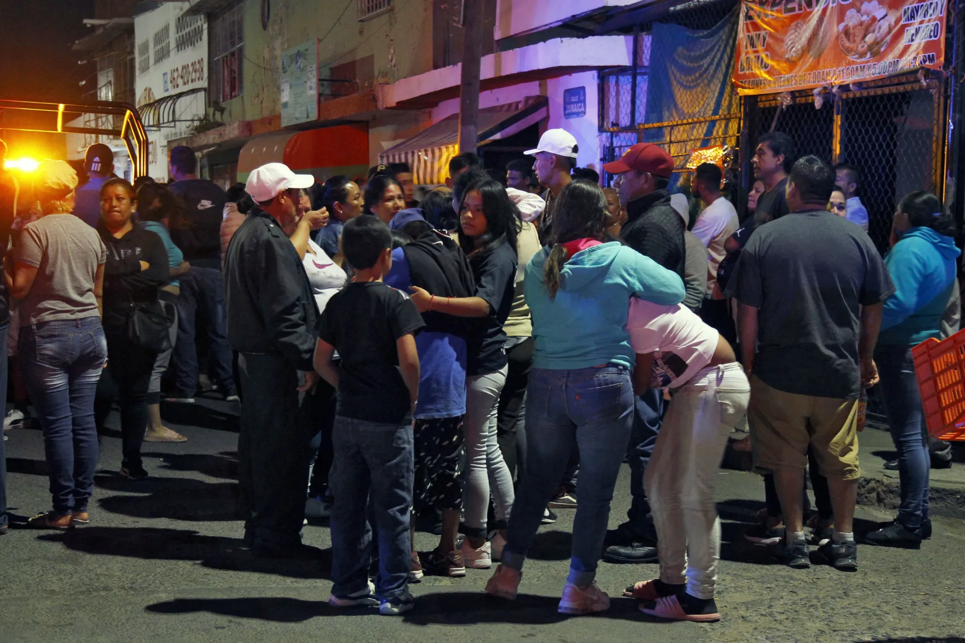 Praça central com uma fonte em Irapuato, México.