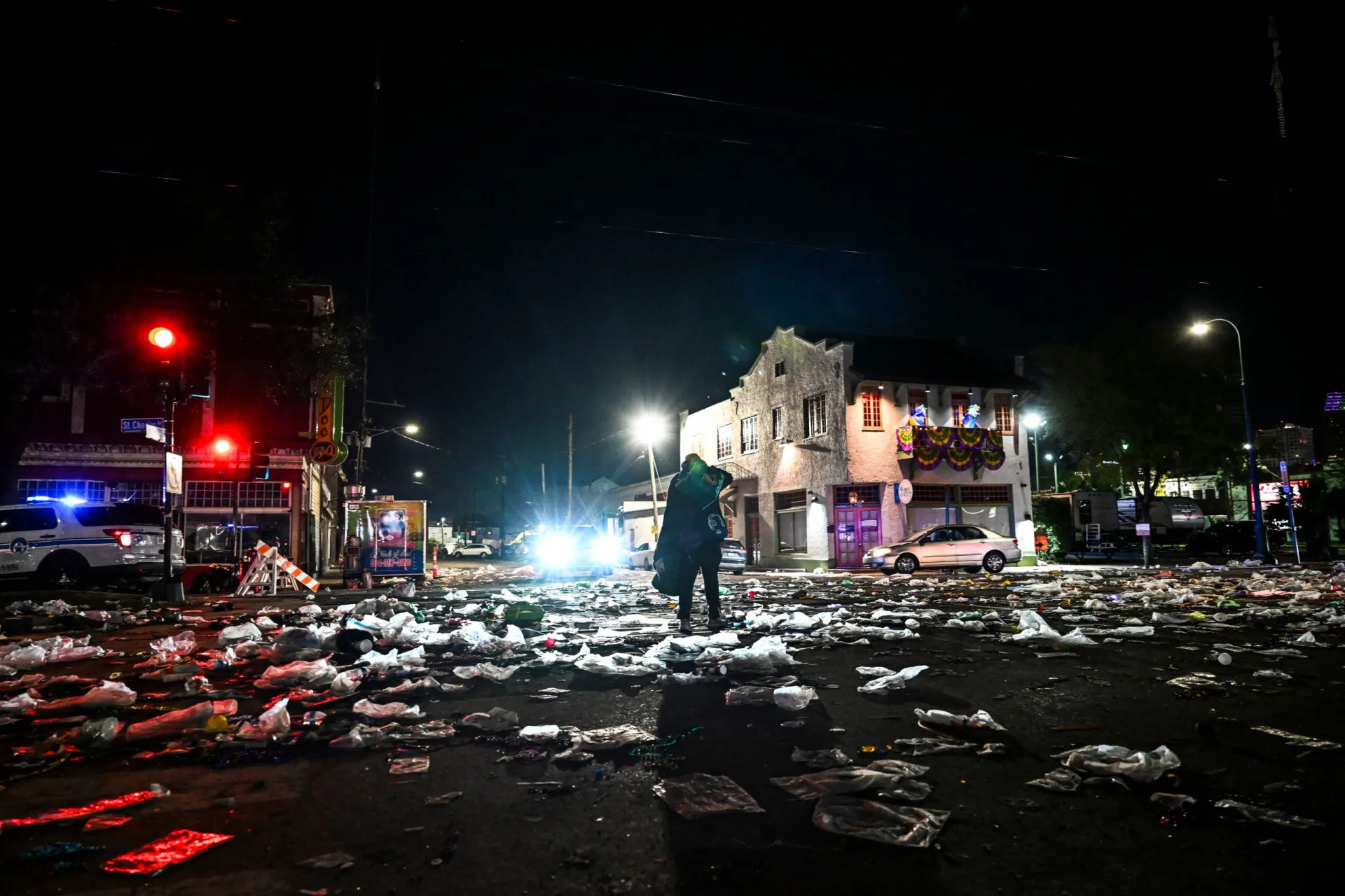 Rua Bourbon no Bairro Francês de Nova Orleans, cheia de pessoas e luzes de néon.